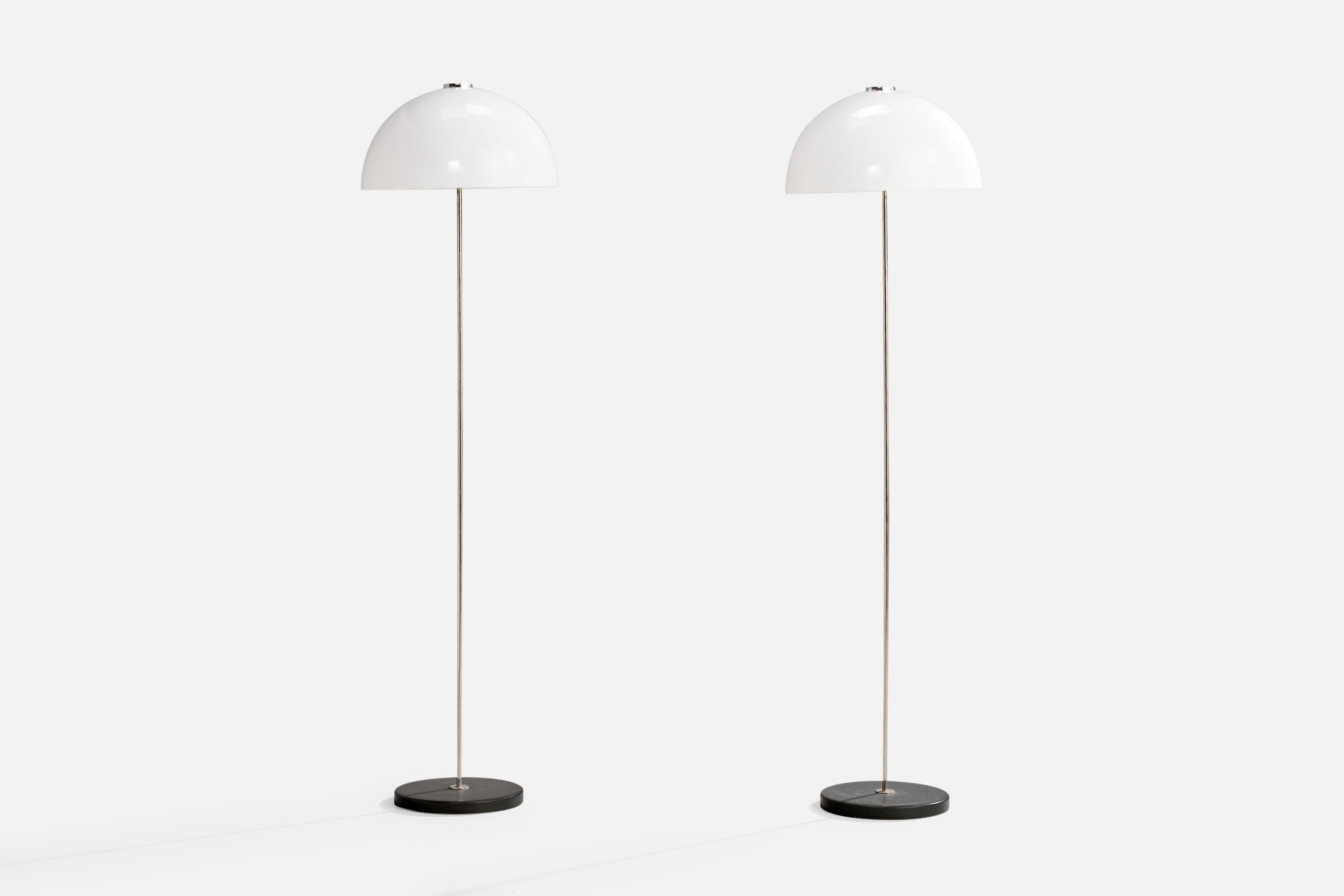 Coppia di lampade da terra in metallo, metallo laccato grigio e acrilico bianco disegnate da Yki Nummi e prodotte da Orno, Finlandia, anni '60 circa.

Dimensioni della lampada (pollici): 55,75