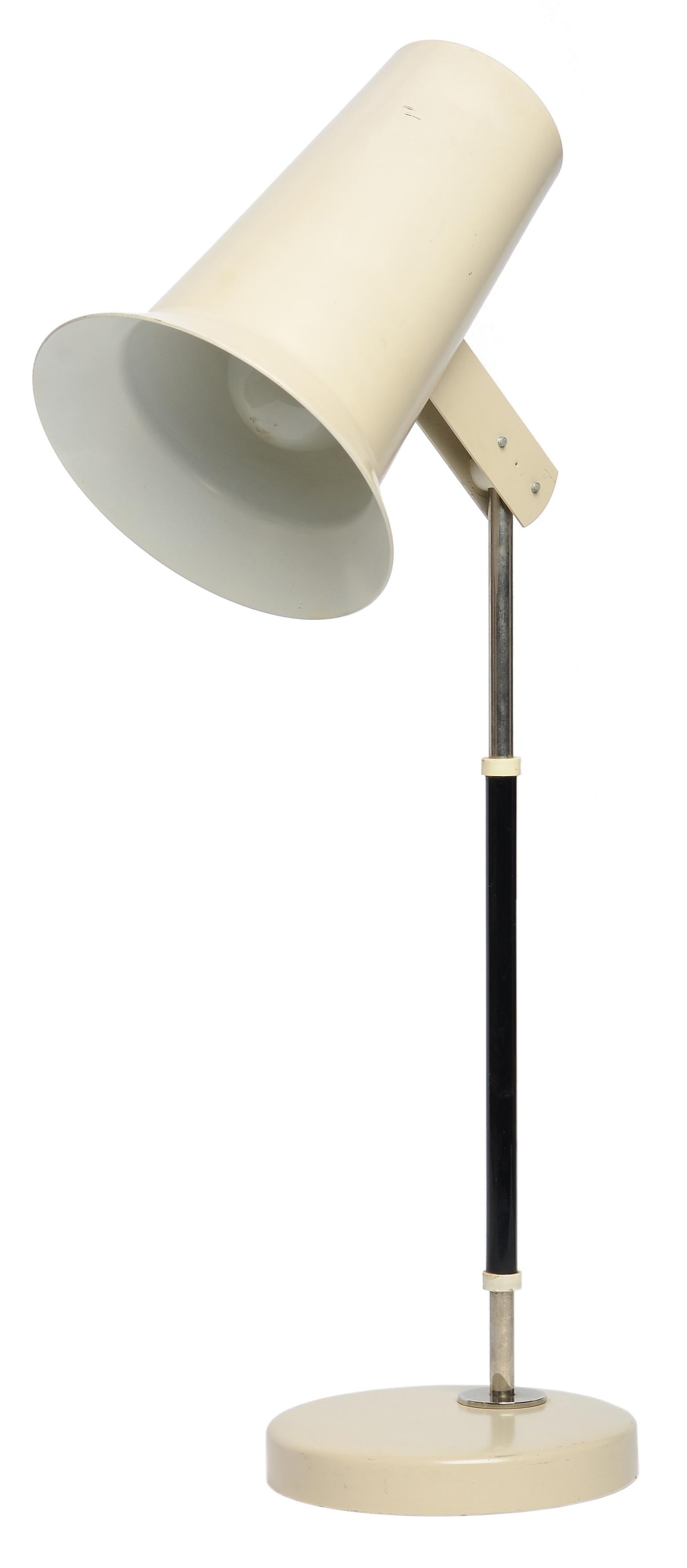 A terrific Minimalist table lamp by Yki Nummi for Orno Finland, circa 1955.

Taupe enamel paint over aluminum. 

This lamp has an adjustable height and shade. 

      