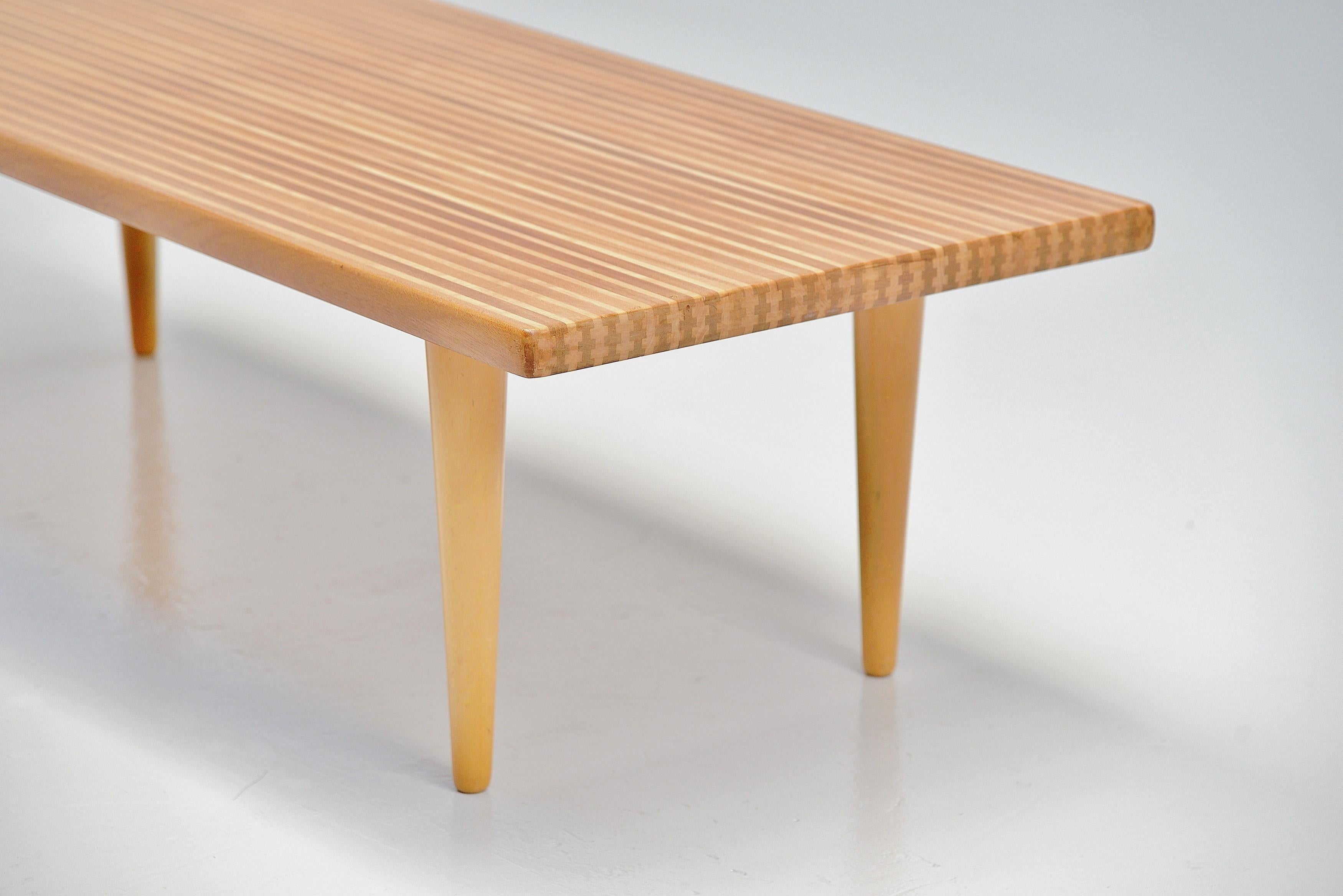 Superbe table basse artisanale conçue par Yngvar Sandstrom et fabriquée par Nordiska Kompaniet, Suède 1955. La table est magnifiquement fabriquée avec des lamelles de bois en hêtre massif et en teck massif, joliment assemblées comme vous pouvez le