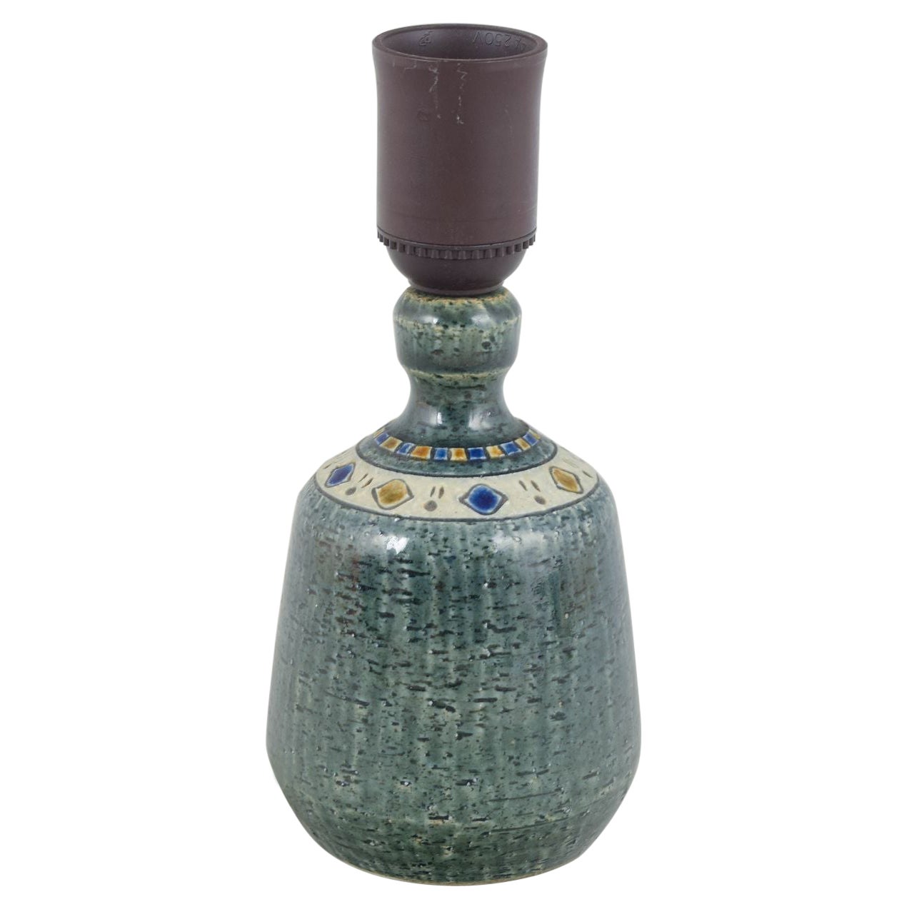 Yngve Blixt, Höganäs. Tischlampe aus Steingut mit strukturierter Oberfläche und grüner Glasur im Angebot