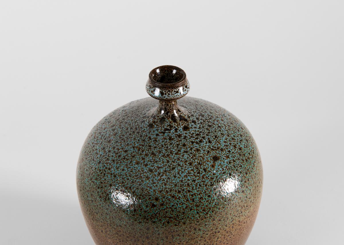Yngve Blixt, runde Vase mit grüner gesprenkelter Glasur, Schweden, 1974 (Schwedisch) im Angebot