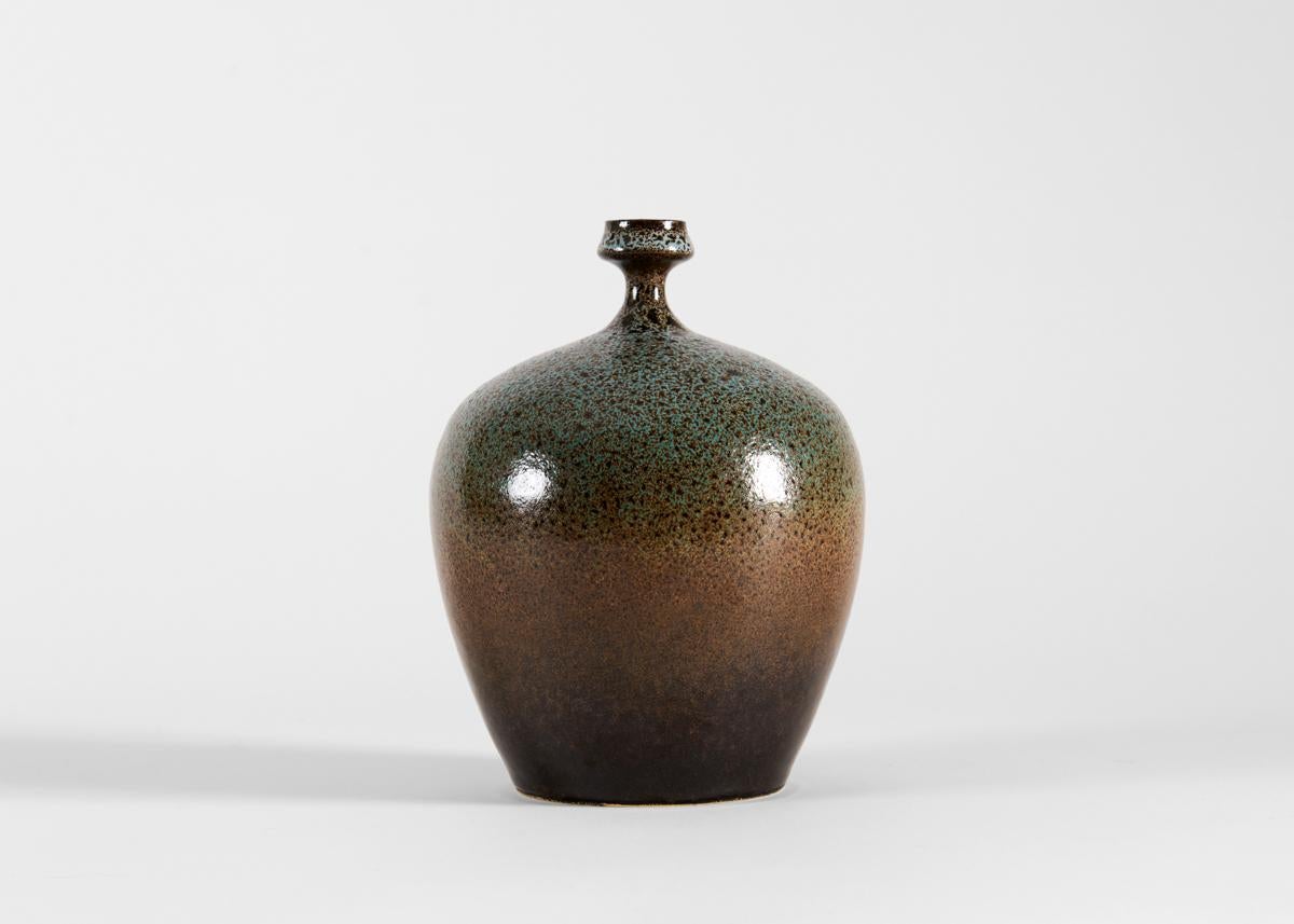 Yngve Blixt, runde Vase mit grüner gesprenkelter Glasur, Schweden, 1974 (Glasiert) im Angebot