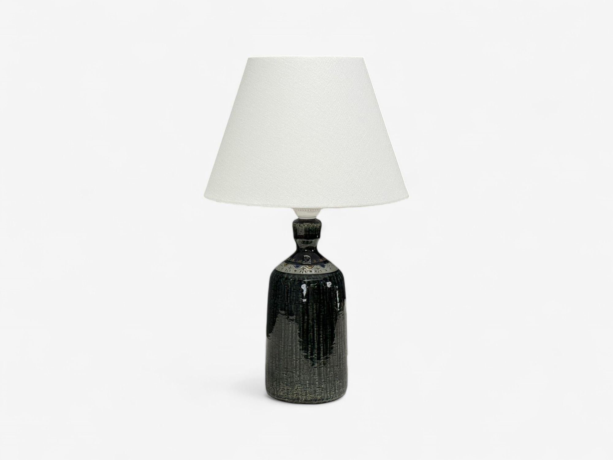 Yngve Blixt, Klase Höganäs, Swedish Mid-Century Modern, Green Stoneware, Table Lamp, Sweden, 1960s

A Swedish modern glazed stoneware table lamp designed by Yngve Blixt for Klase Höganäs and produced in Sweden c. 1960s.

Stoneware, Sweden c.