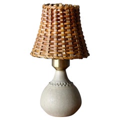 Yngve Blixt, Tischlampe, glasiertes Steingut, Messing, Rattan, Hgans, Schweden, 1960er Jahre