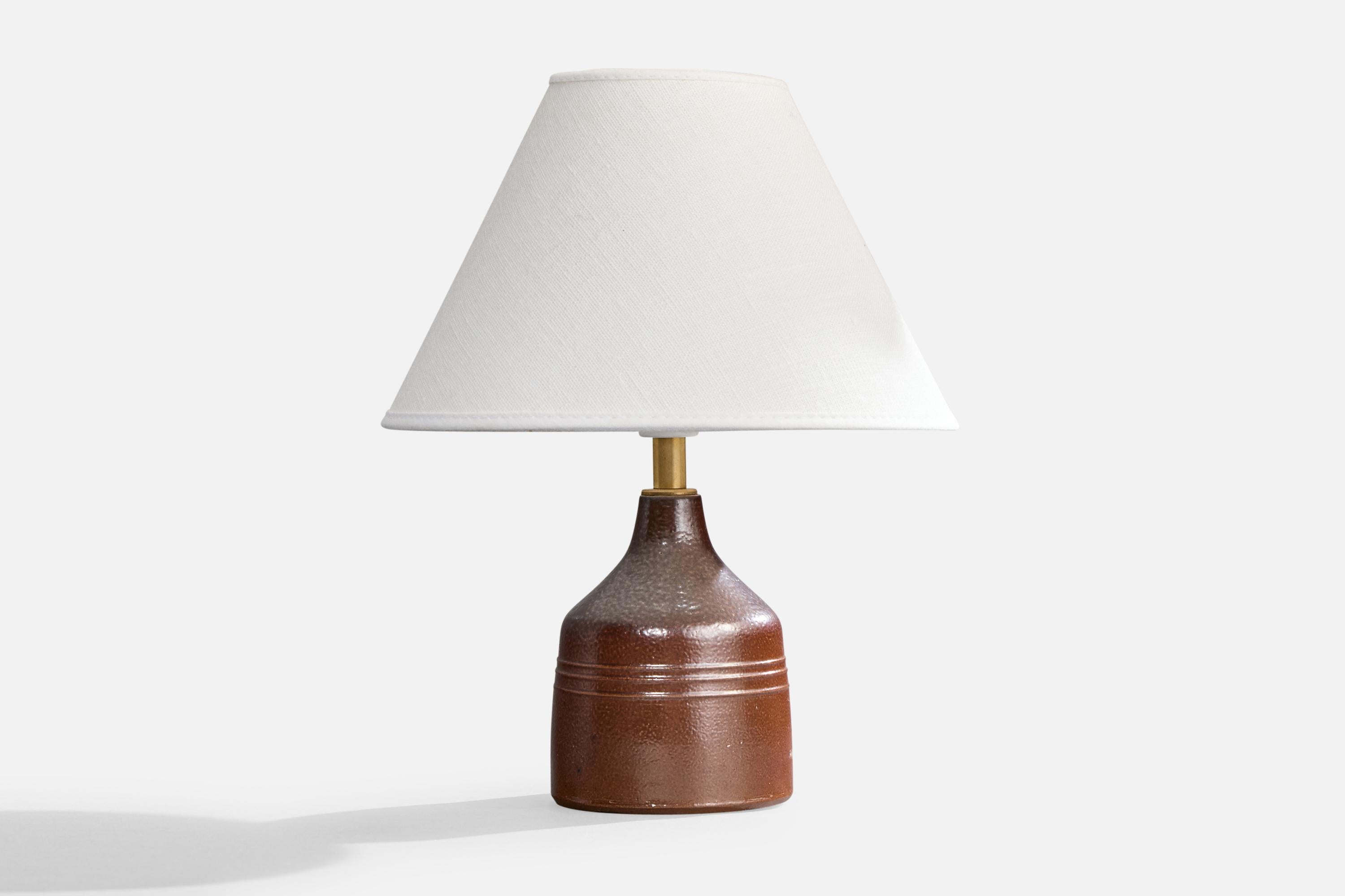 Lampe de table en grès émaillé brun et laiton, conçue et produite par Yngve Blixt, Suède, c. 1960.

Dimensions de la lampe (pouces) : 7.06