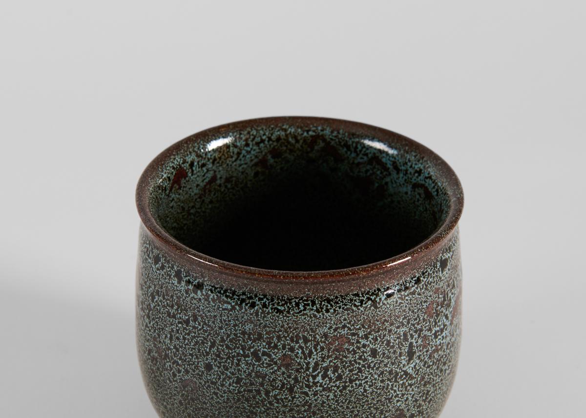 Yngve Blixt, Jarrón de esmalte moteado azul, Suecia, 1975 Sueco en venta