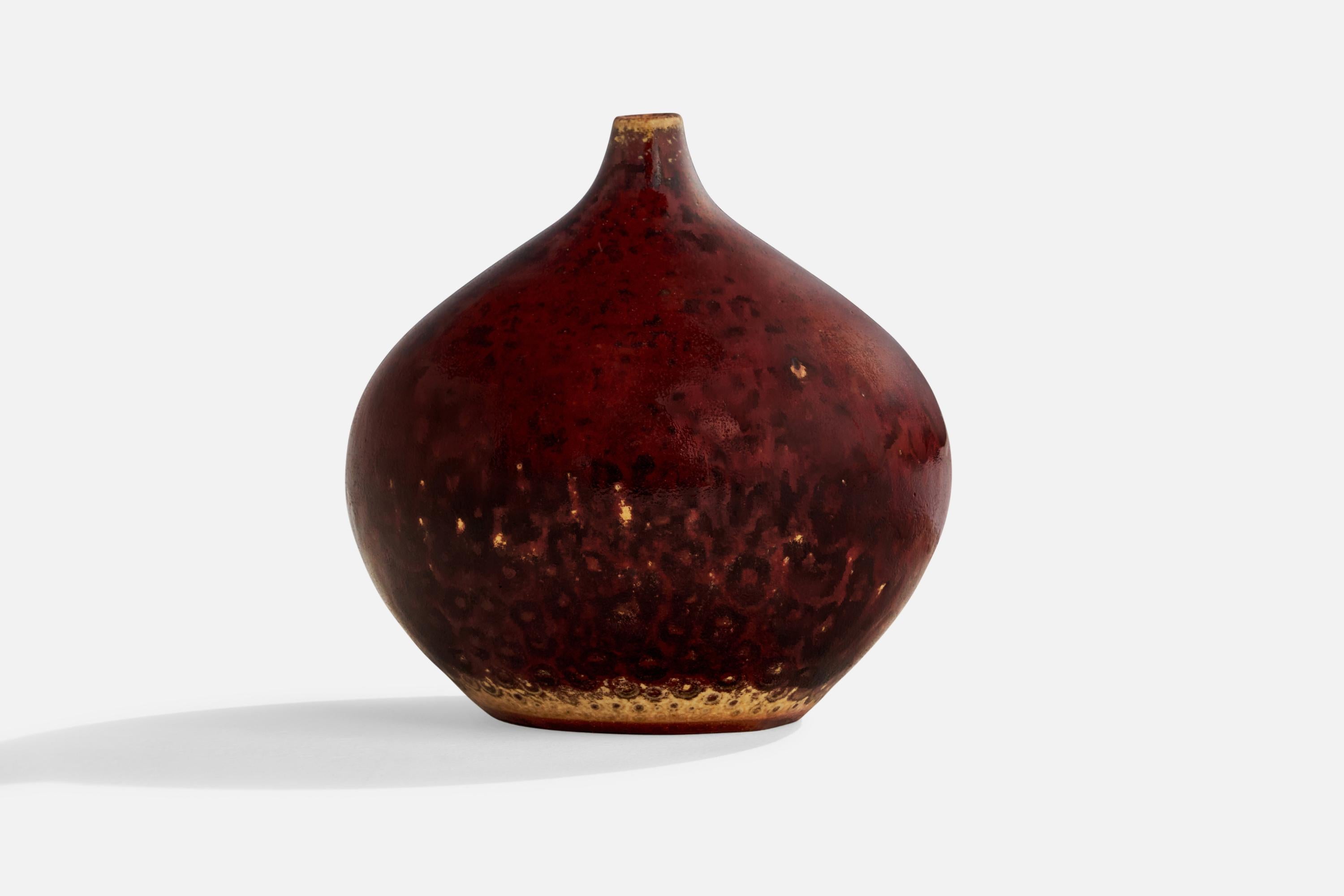 A red-glazed stoneware vase designed and produced by Yngve Blixt, Sweden, c. 1960s.