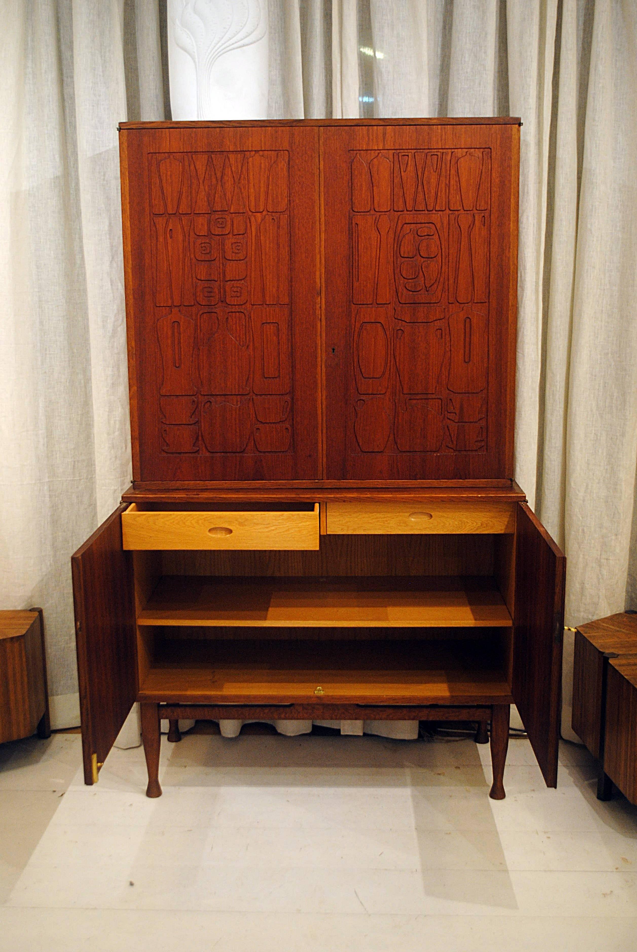 Cabinet with two body. Key included.
 
