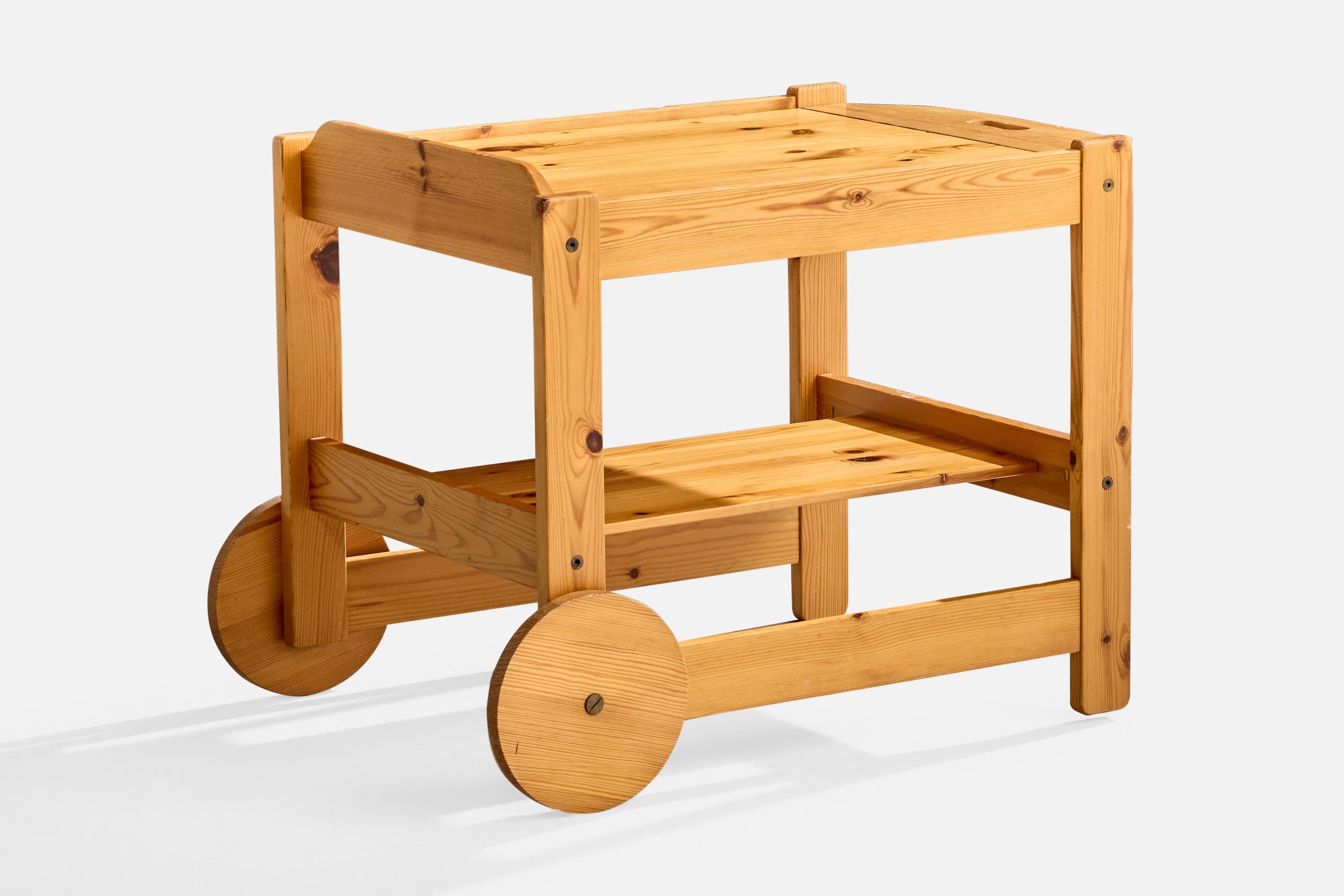 Carrito de bar de pino diseñado por Yngve Ekström y fabricado por Lystella, Suecia, c. 1970.

Dimensiones totales (pulgadas): 22,625