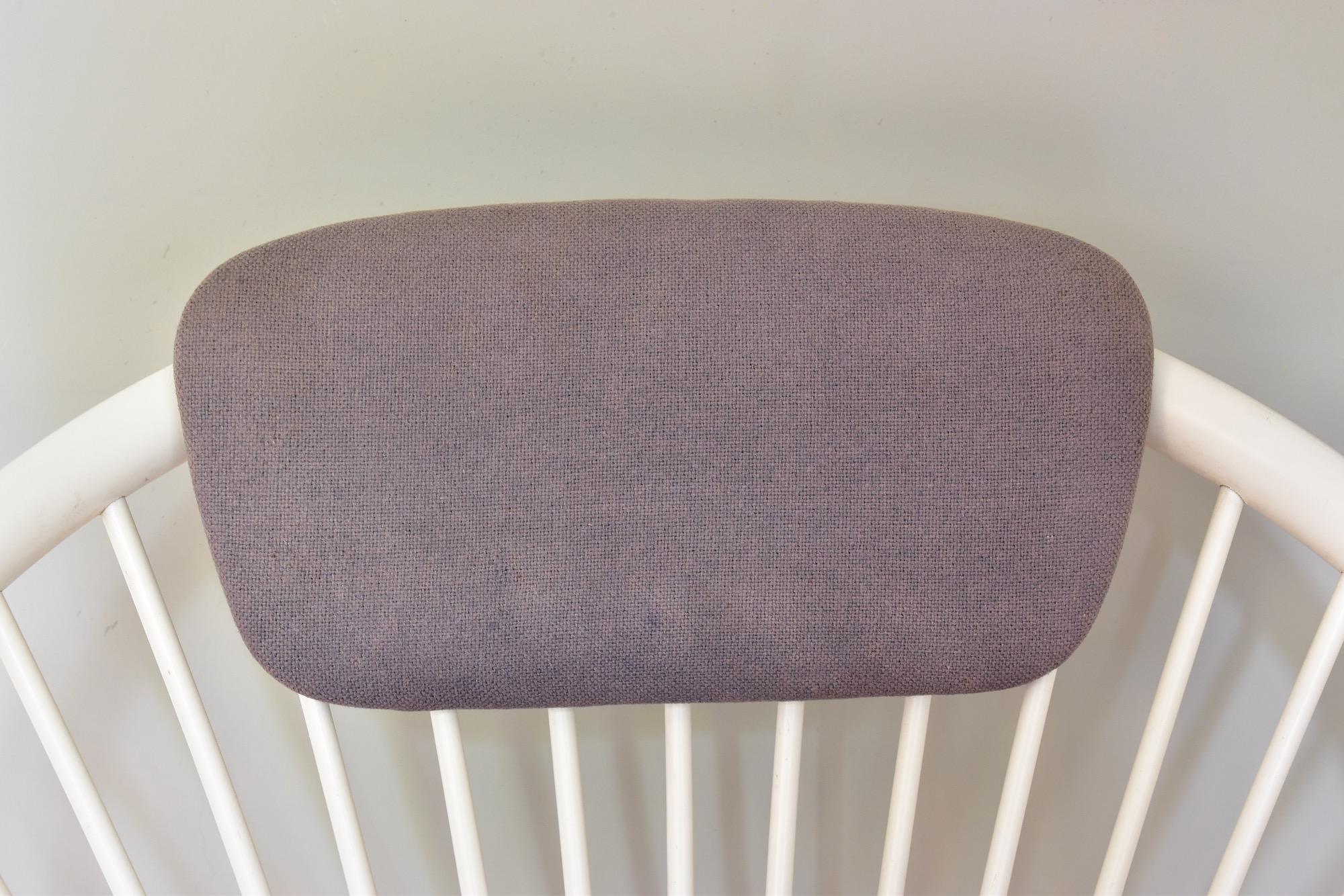 Kreisförmiger Sessel aus der Mitte des Jahrhunderts von Yngve Ekström für Swedese, Schweden. Kissen mit einigen Flecken. Der blaue Stoff hat sich durch die Sonneneinstrahlung grau verfärbt :-). Farbe mit einigen Schäden. Alter Zustand.