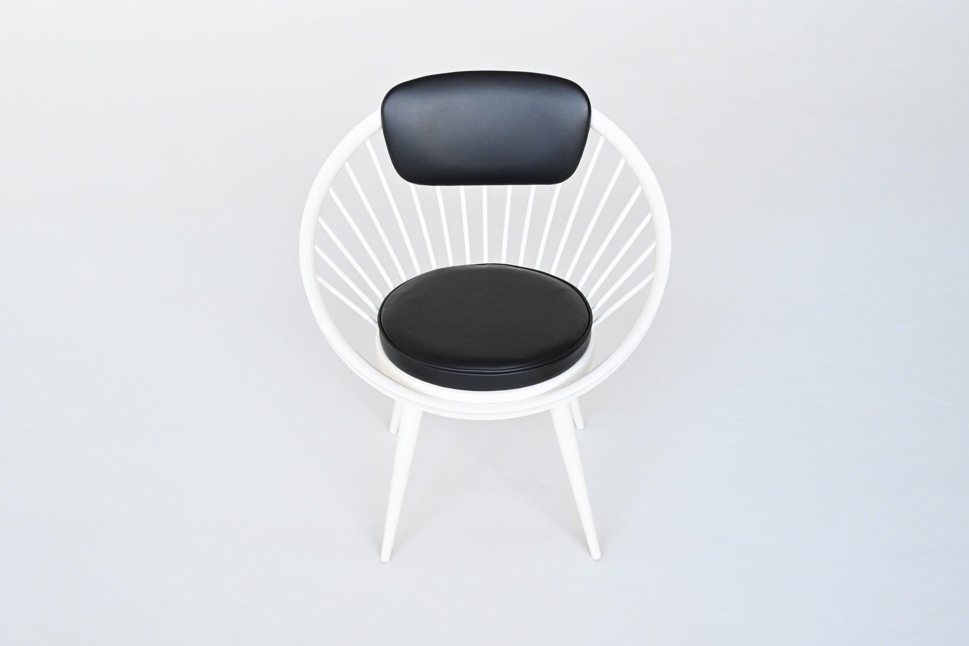 Schöner skulpturaler Sessel Modell Circle, entworfen von Yngve Ekström für Swedese, Schweden 1960. Er hat eine breite, elliptische Sitzfläche und eine elegant geschwungene, spindelförmige Rückenlehne auf vier spitz zulaufenden Beinen. Das macht