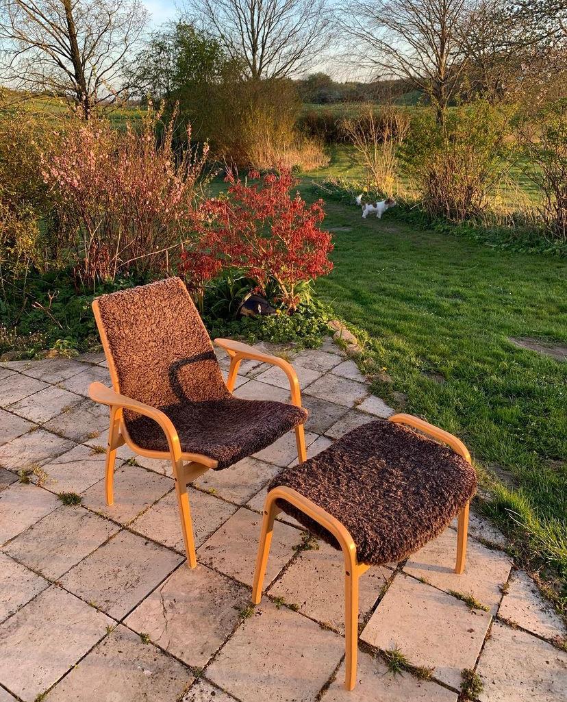 The elegant lines best describe the Lamino chair. This is the model with the low back and include also a footstool. The chair is designes by Yngve Ekström in the 1950s and is produced by Swedese.

The chair + footstool is i a very good condition