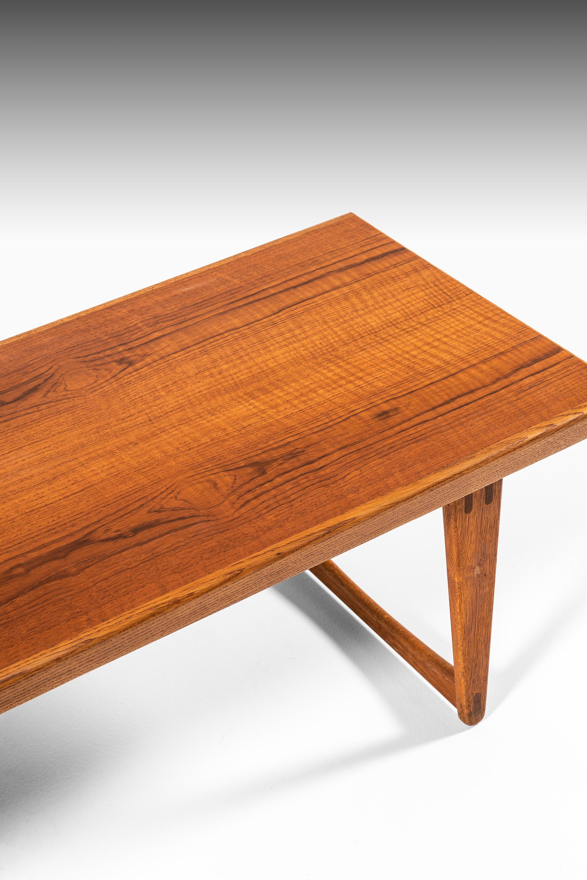 Rare table basse / table d'appoint / banc conçu par Yngve Ekström. Produit par Westbergs à Tranås, Suède.