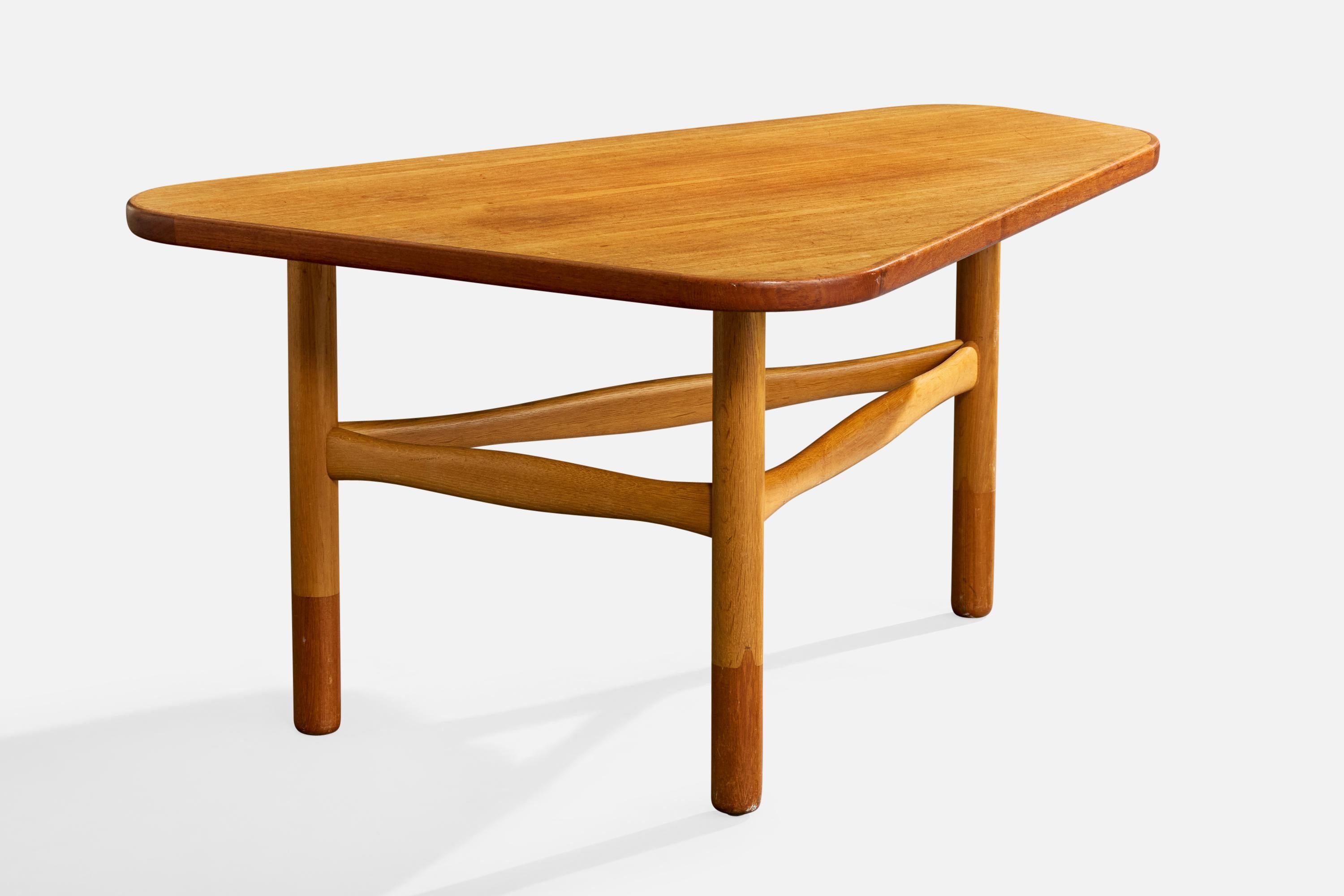 Table basse ou tables d'appoint en teck et chêne, conçue par Yngve Ekström et produite par Westbergs Möbler, Suède, c.C. 1960.

Imperfections à la surface de la table dues à un usage modéré à intensif.

Légères éraflures aux pieds.

Dimensions