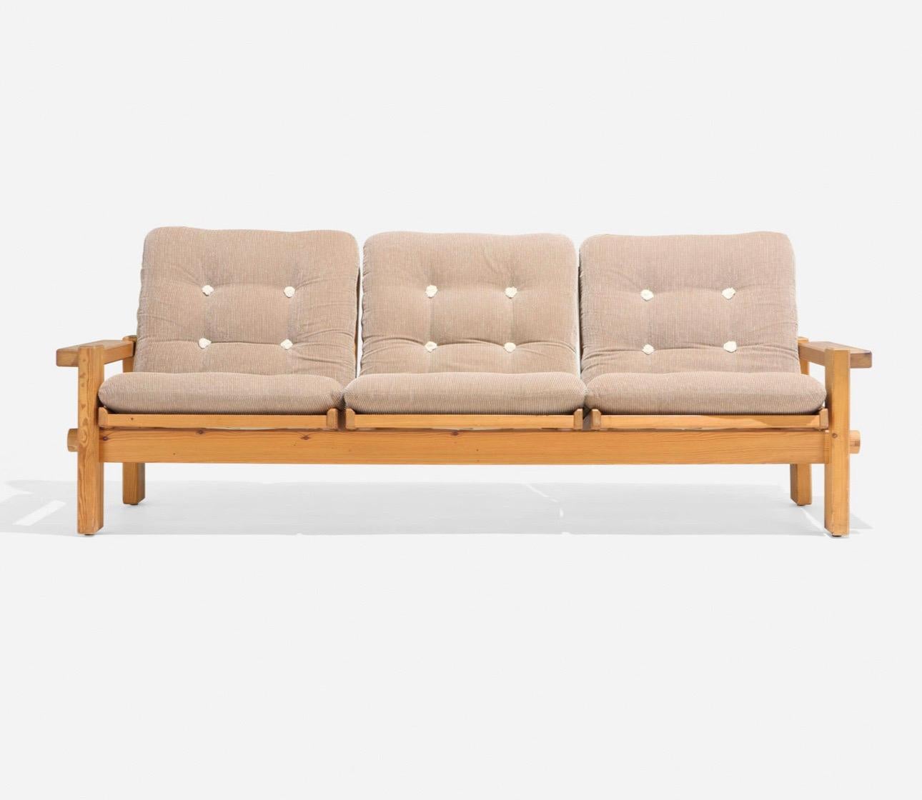 Dymling Sofa entworfen von Yngve Ekstrom für 
Swedese Mobler AB.

Schweden, um 1970.

Das Gestell besteht aus konstruktivistischem Kiefernholz, die Polsterung aus beigefarbenem Kordelstoff.

Markenzeichen des Herstellers auf der Unterseite 