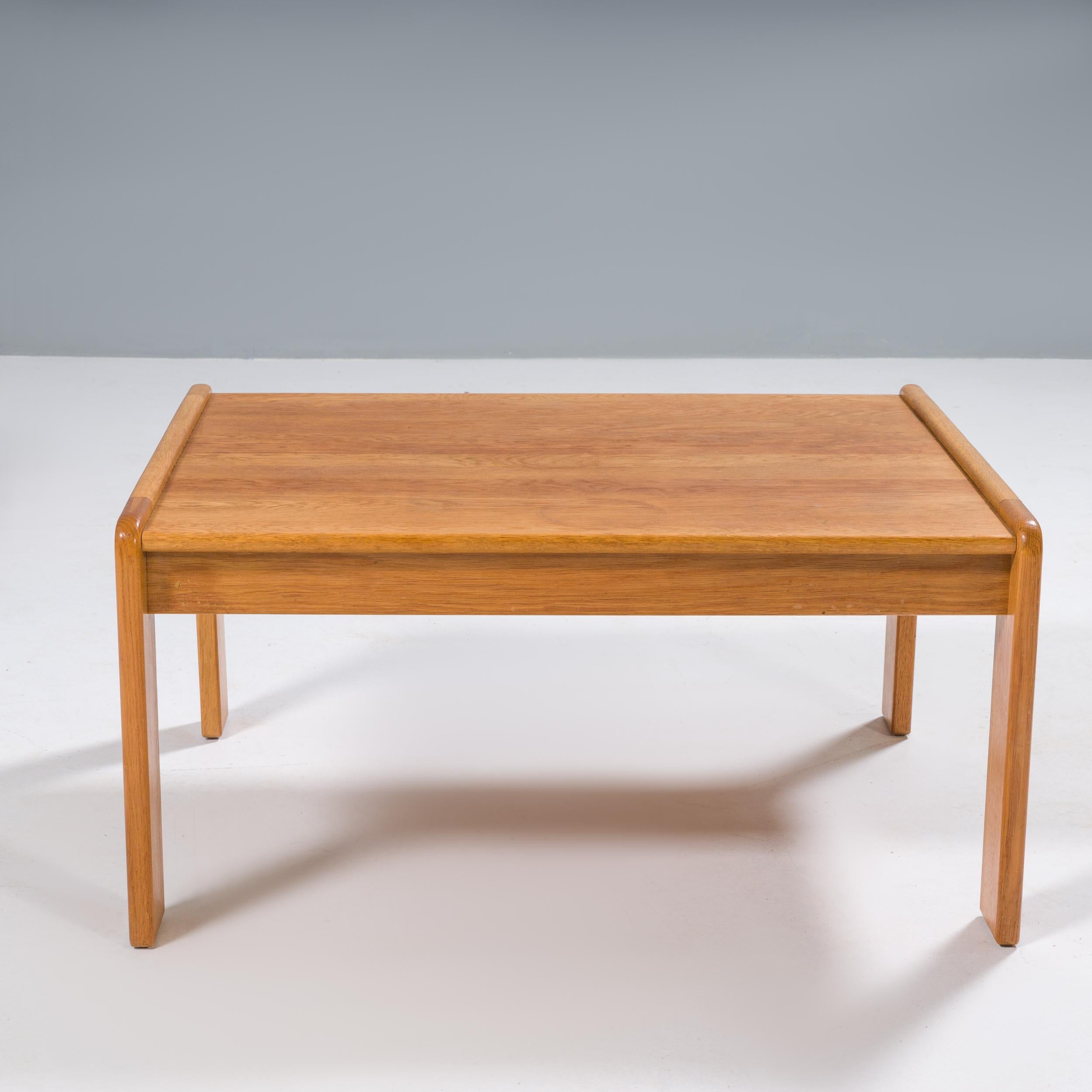 Yngve Ekström est l'une des figures les plus importantes de l'évolution du mouvement du modernisme scandinave et le cofondateur de la société de design de meubles Swedese.

Cette table basse est construite en bois de pin et présente des lignes