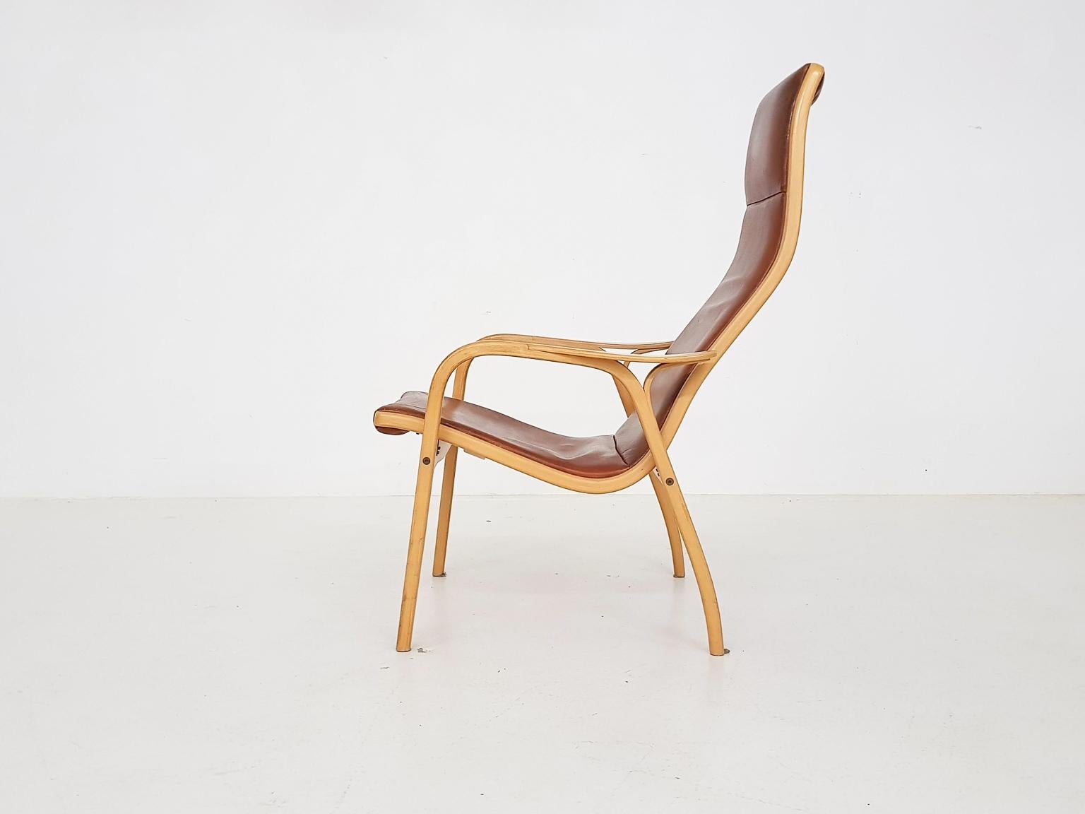 One of the most famous and popular vintage design lounge chairs of Sweden: the Lamino by Yngve Ekström. A timeless design produced by Swedese.

This chair is designed in 1956. They are often upholstered in fabric, but this one is originally done