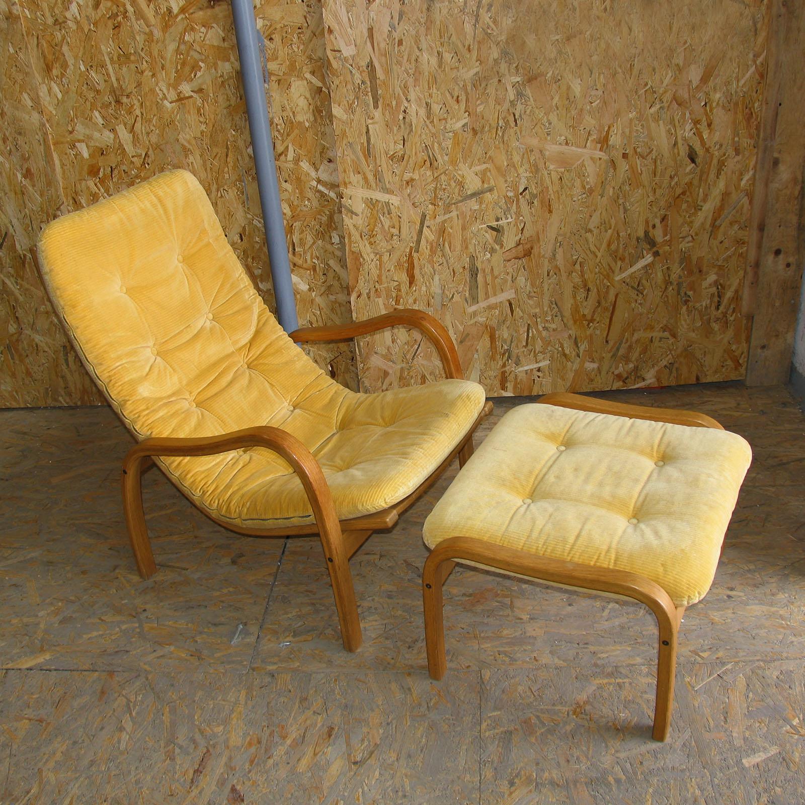 Velvet Yngve Ekstrom Fortino Lounge Chair with Ottoman in Original Corduroy, by Swedese For Sale