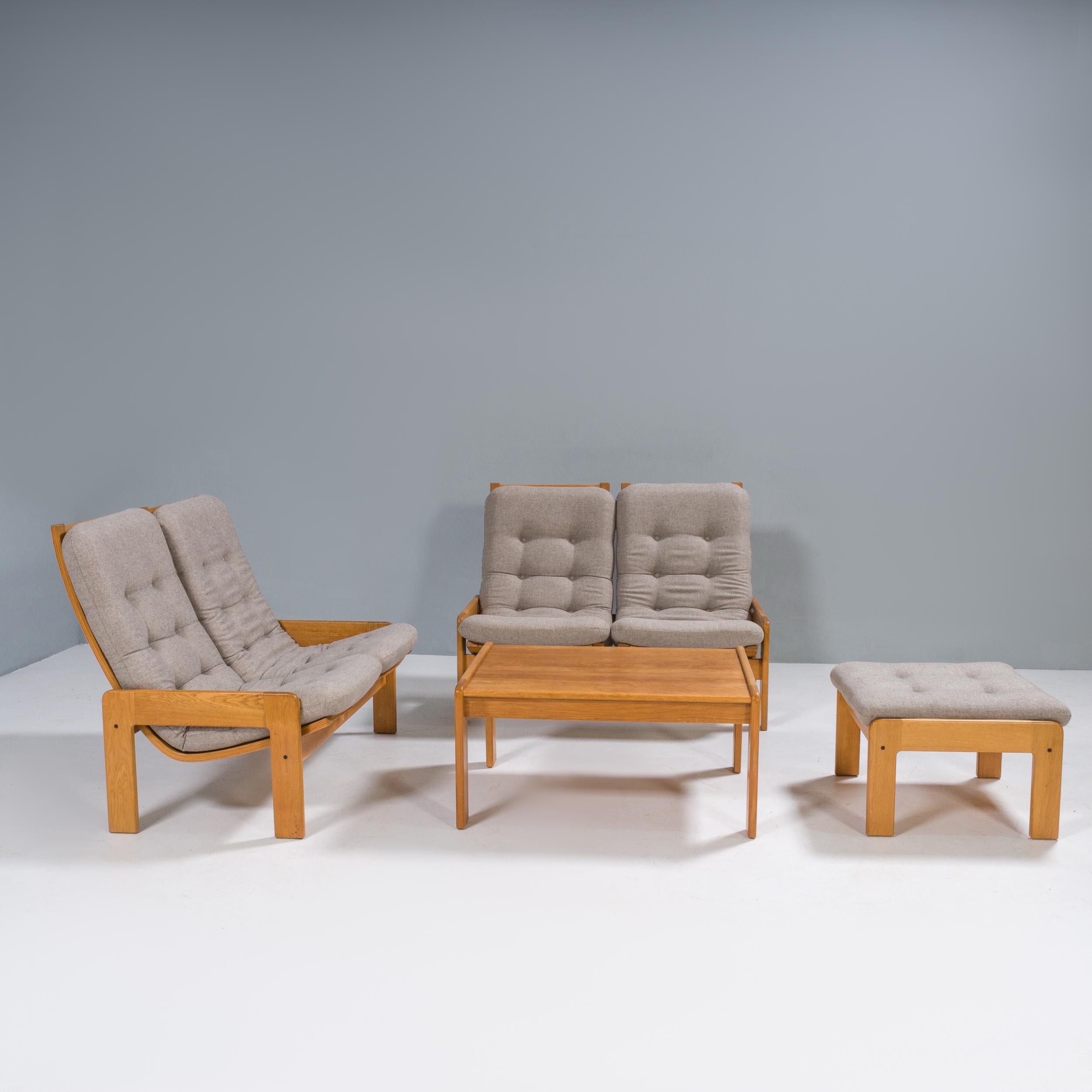 Yngve Ekström war eine der wichtigsten Persönlichkeiten in der Entwicklung der skandinavischen Moderne und Mitbegründer der Möbeldesignfirma Swedese.

Dieses Wohnzimmerset besteht aus zwei 2-sitzigen Sofas, einem passenden Hocker und einem