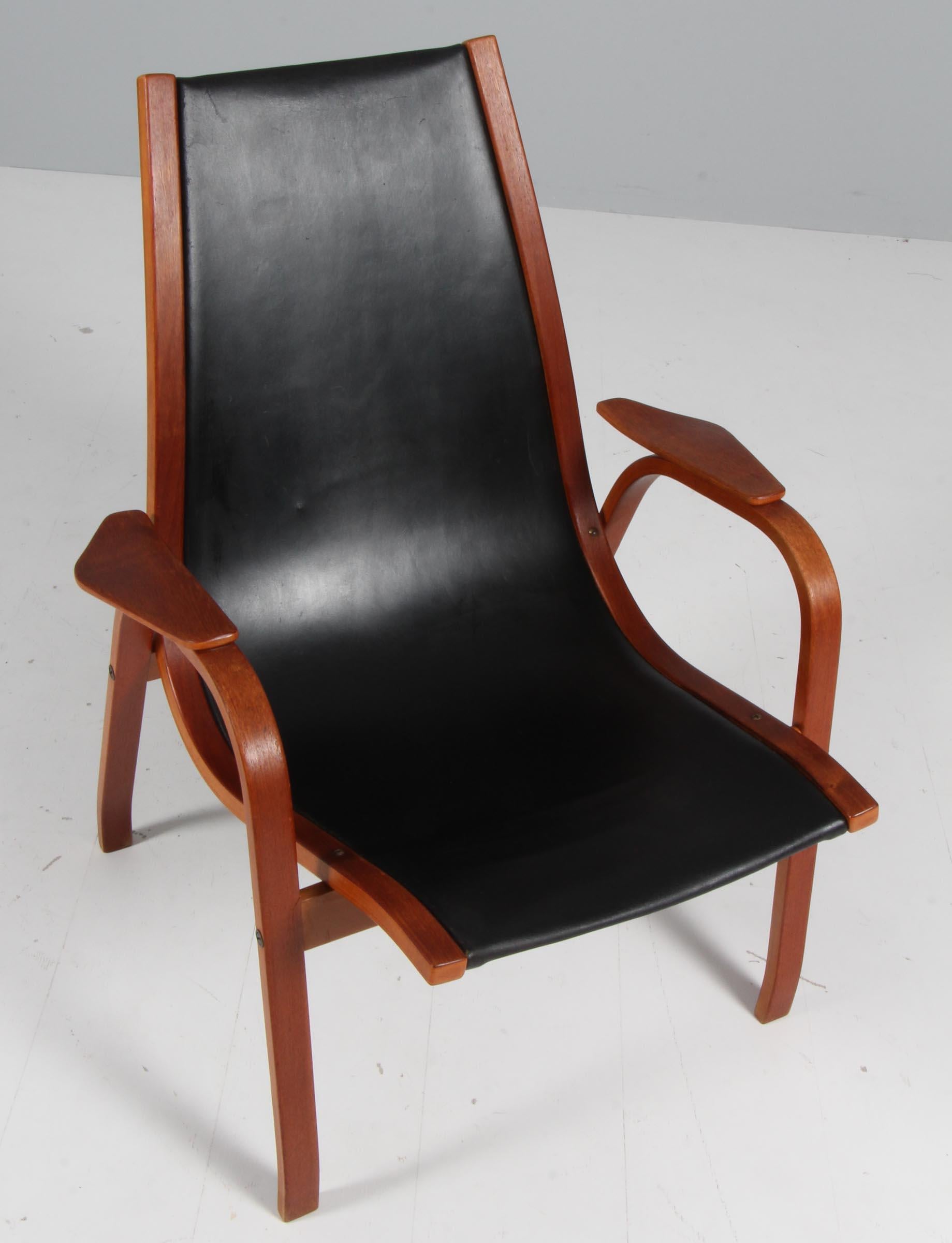 Yngve Ekström lounge chair with frame of beech and teak.

Original black core leather.

Model Kurva which was the design that have led to the iconic Lamino lounge chair. Made by ESE Möbler (later Swedese).