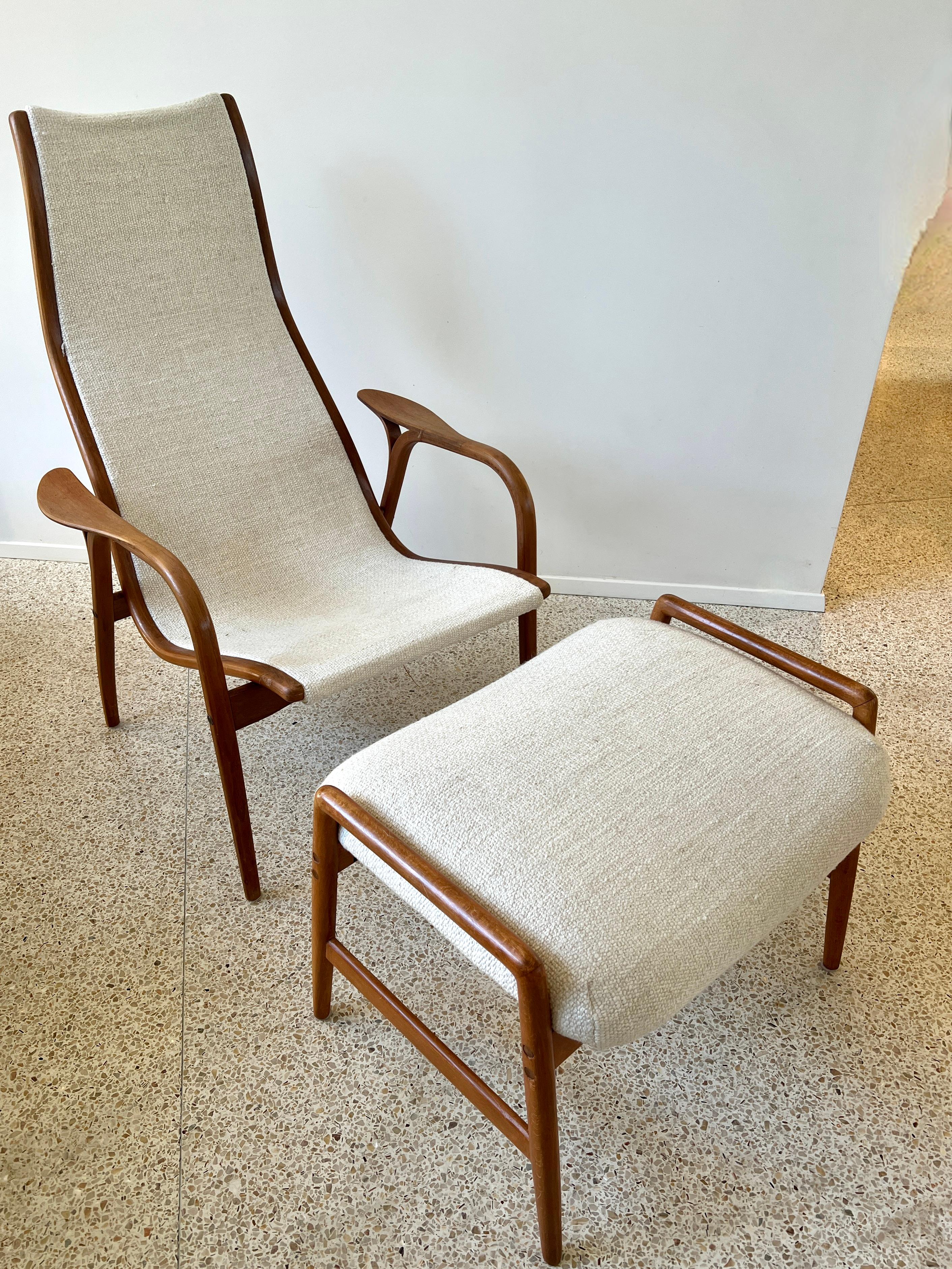 La chaise Lamino, classique et intemporelle, a été conçue par Yngve Ekstrom pour Swedese.

Bien que la chaise et l'ottoman / tabouret coordonné aient été conçus au milieu du 20e siècle, ils conservent leur style architectural moderne et emblématique