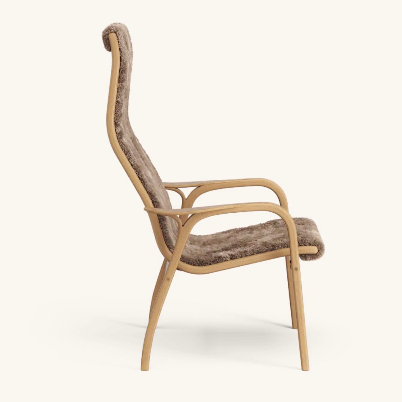 Yngve Ekström Lamino Sessel von Swedese in Eiche und 'Sahara' Schafsleder. Neu, Entwurf von 1956.

Der Lamino von Yngve Ekström ist einer der kultigsten skandinavischen Sessel. Dieser 1956 entworfene Stuhl ist nie aus der Mode gekommen. Durch die