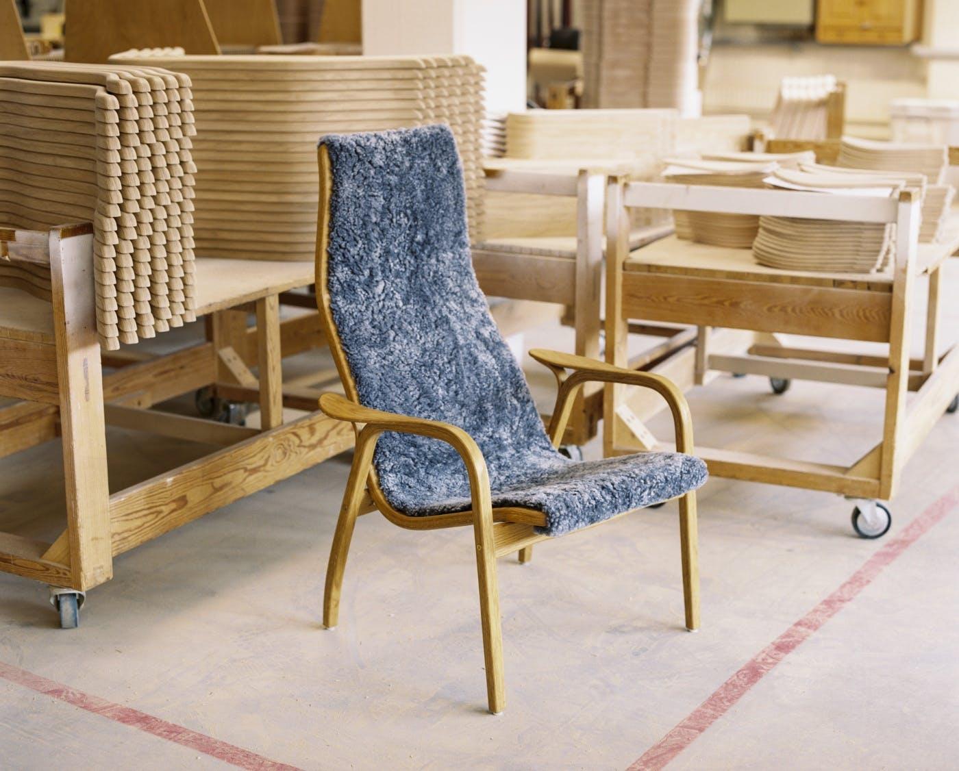 Yngve Ekstrm Lamino Easy Chair von Swedese in Eiche und Schafsleder „Sahara“ (Schaffell und Schafleder) im Angebot