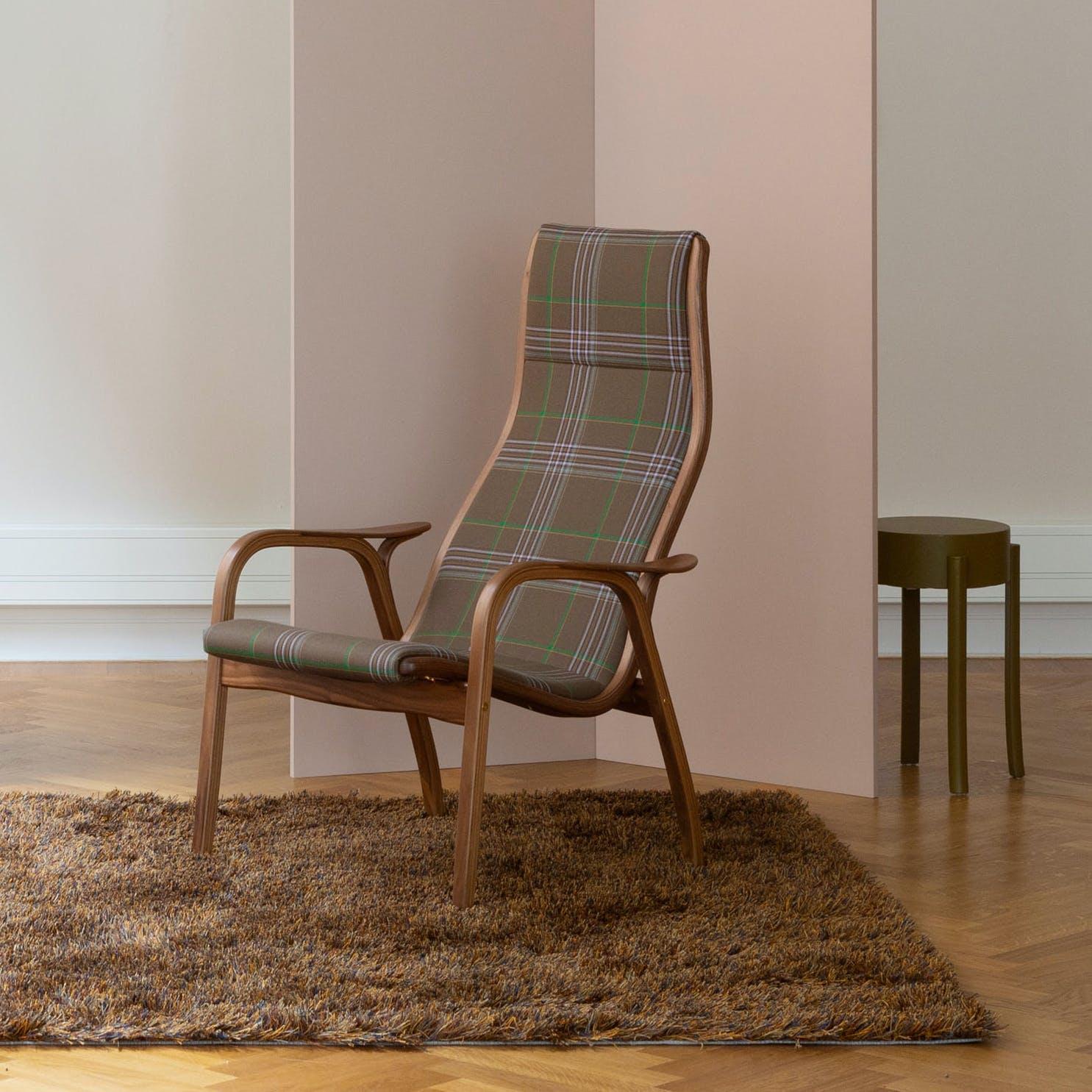 XXIe siècle et contemporain Yngve Ekström Lamino Easy Chair by Swedese en noyer et peau de mouton en vente