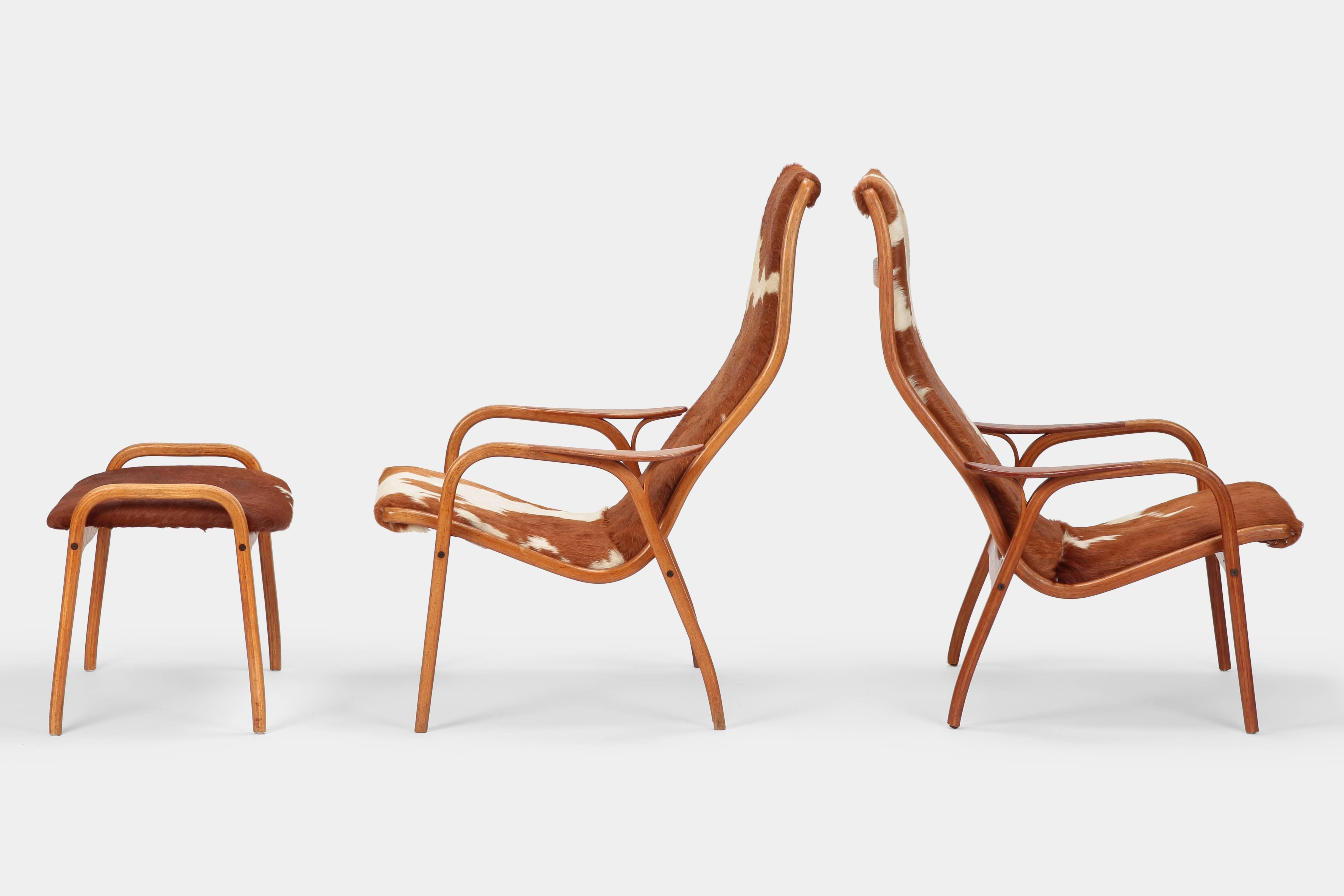 Yngve Ekström “Lamino” lounge chairs and ottoman manufactured by Swedese in the 1950s in Sweden. A beautiful example of Scandinavian Mid-Century Modern. Stunning bent solid oakwood frame and a brown-white cowhide upholstery. The legs from one of the