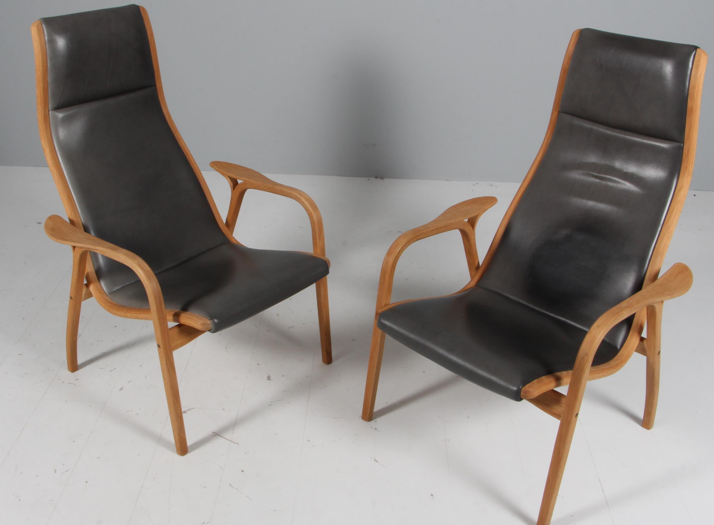 Yngve Ekström lounge chairs, frame of oak

Original patinated leather.

Model Lamino, made by Swedese.