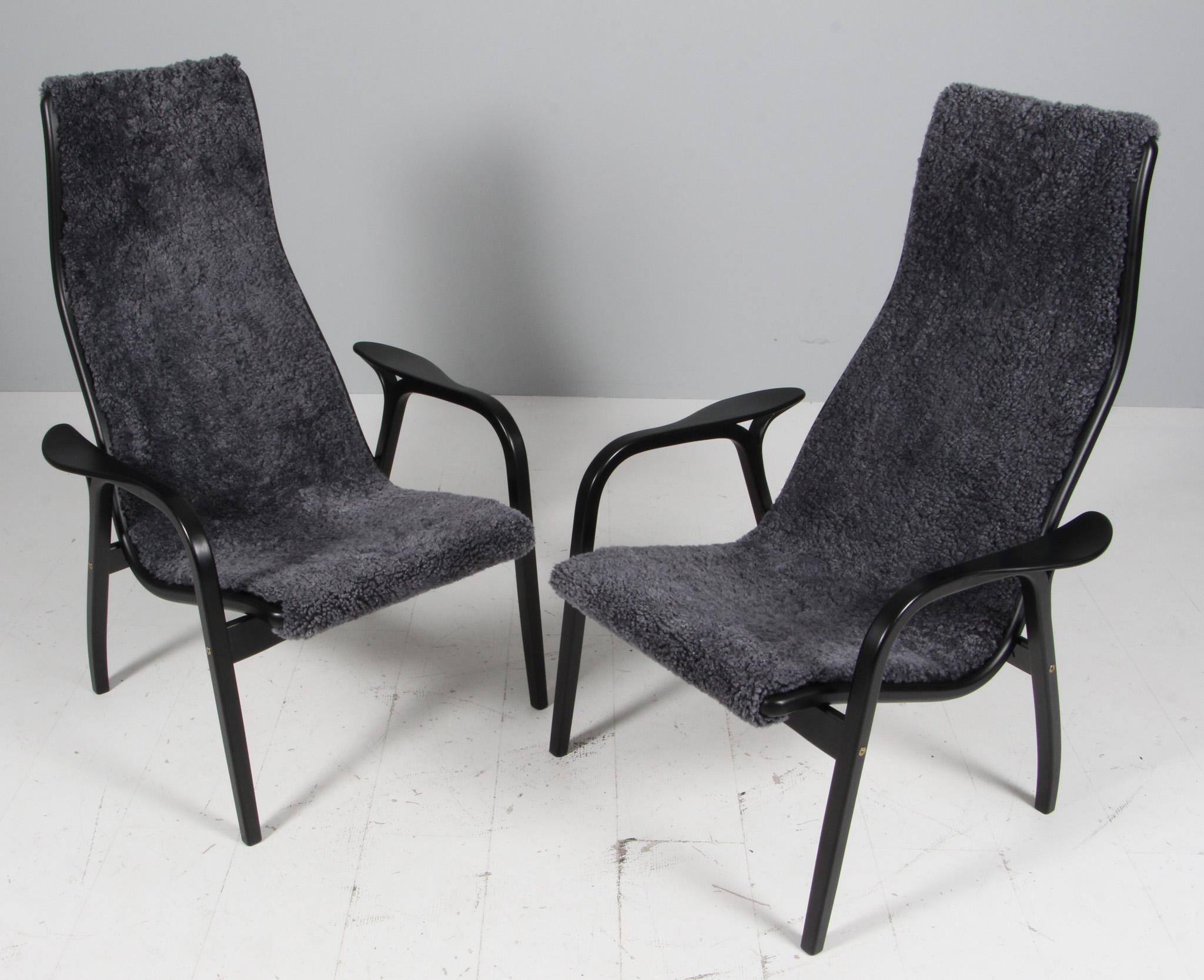 Sedie da salotto Yngve Ekström, struttura in legno laccato nero.

Pelle di agnello originale.

Modello Lamino, prodotto da Swedese.