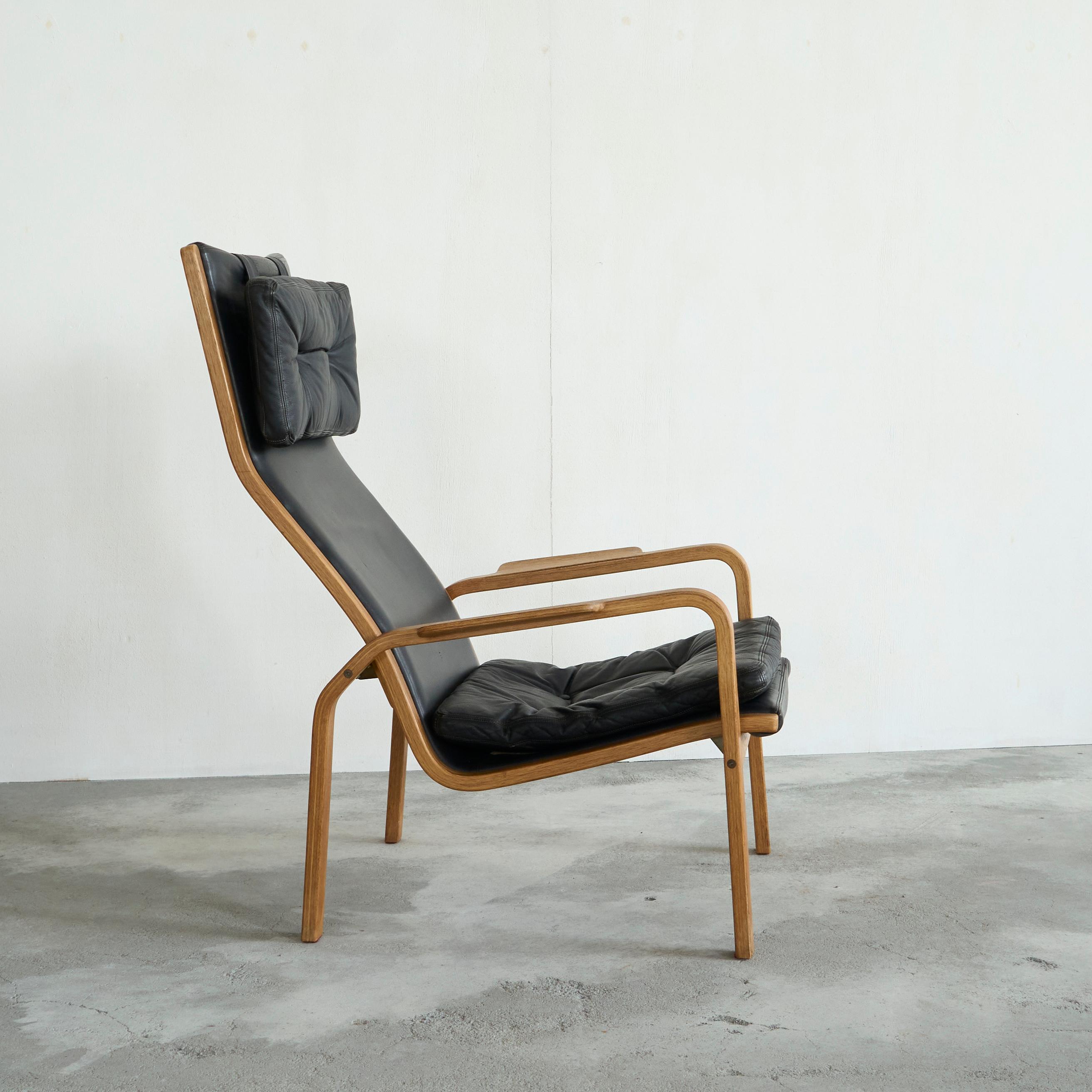 Chaise longue Yngve Ekström en bouleau massif et cuir noir pour Swedese 1970.

Magnifique chaise longue, mince et élégante, créée par le célèbre designer Yngve Ekström pour Swedese. Superbe combinaison de bois massif et de cuir noir de haute