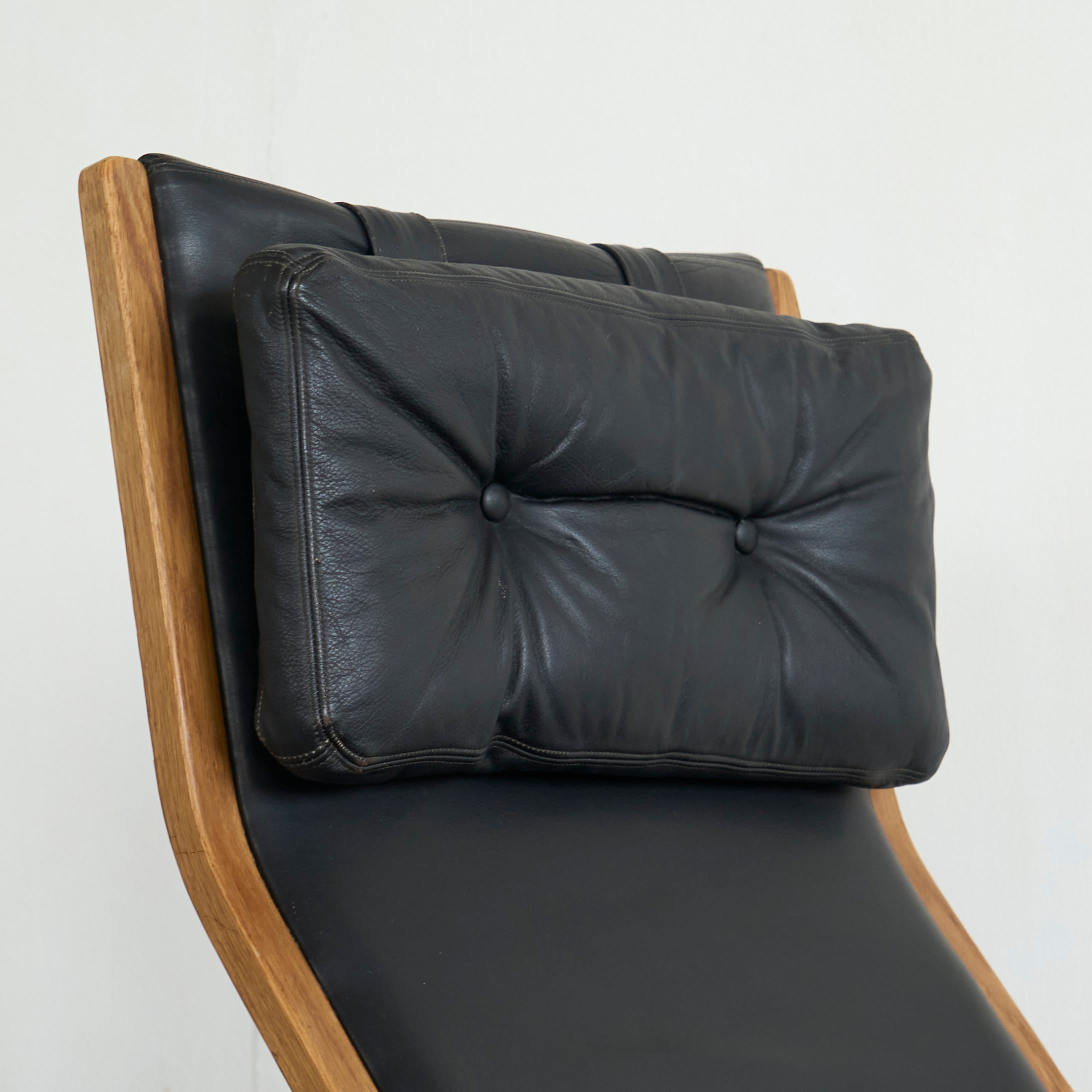 Suédois Chaise longue Yngve Ekström en bouleau massif et cuir noir pour Swedese 1970 en vente