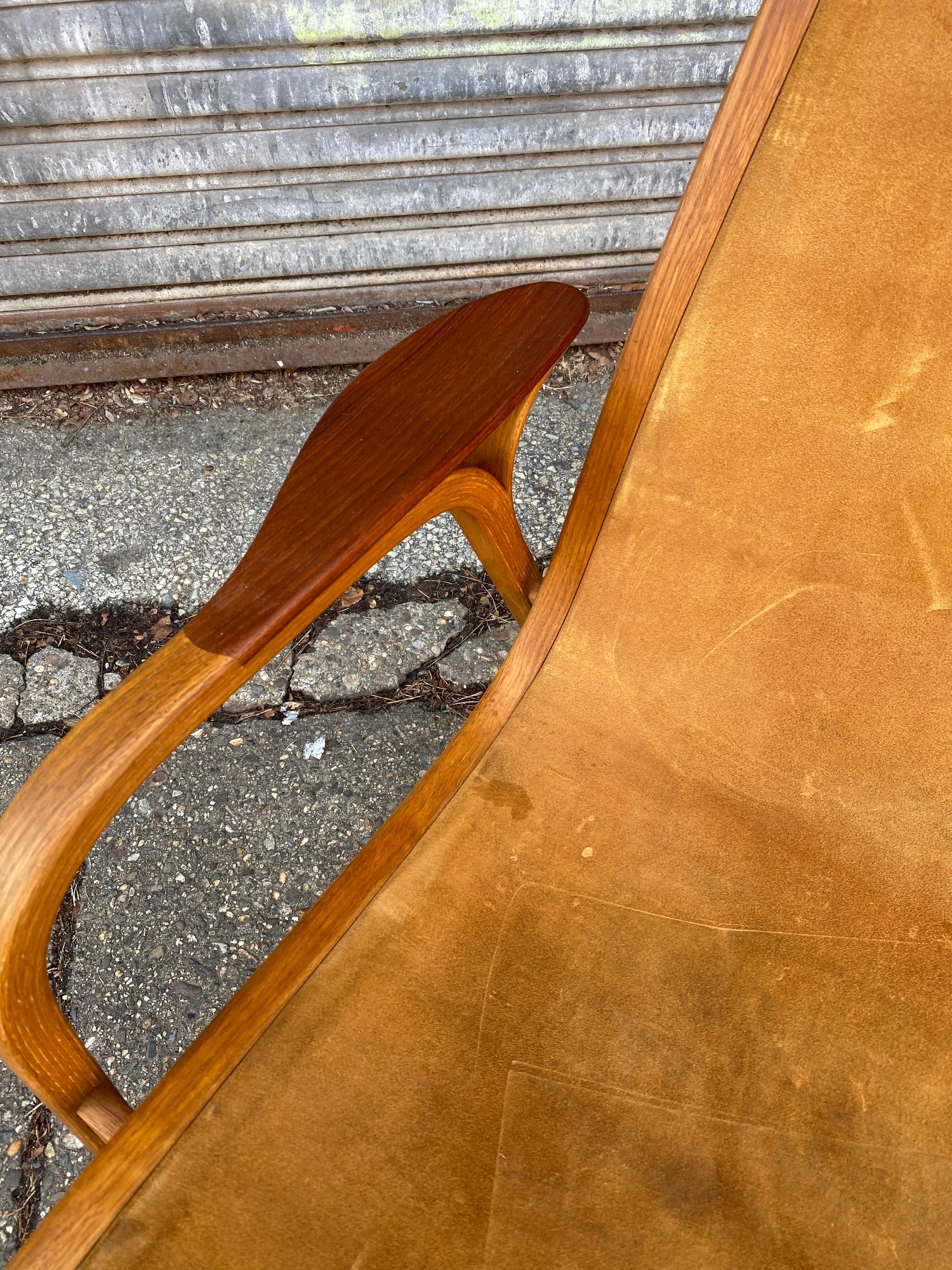 Scandinave moderne Chaise longue Yngve Ekstrom avec cuir de daim brun clair par Swedese en vente