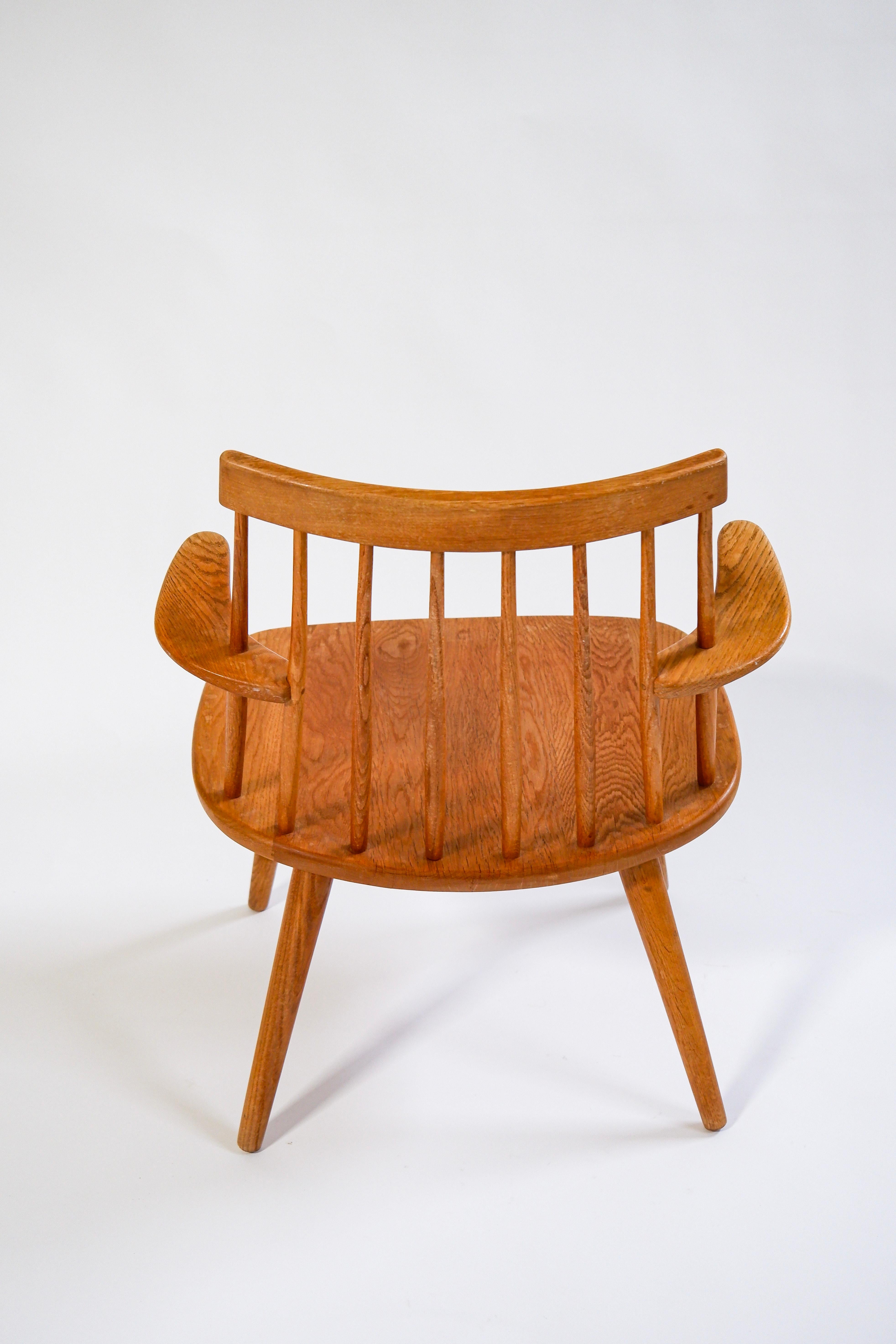 Chaise à accoudoirs Yngve Ekström modèle Sibbo en chêne massif conçue en 1955 pour Stolab AB en Suède. Bon état général. Coussin original disponible. Yngve Ekström est l'un des designers les plus influents de la seconde partie du siècle en Suède. Il