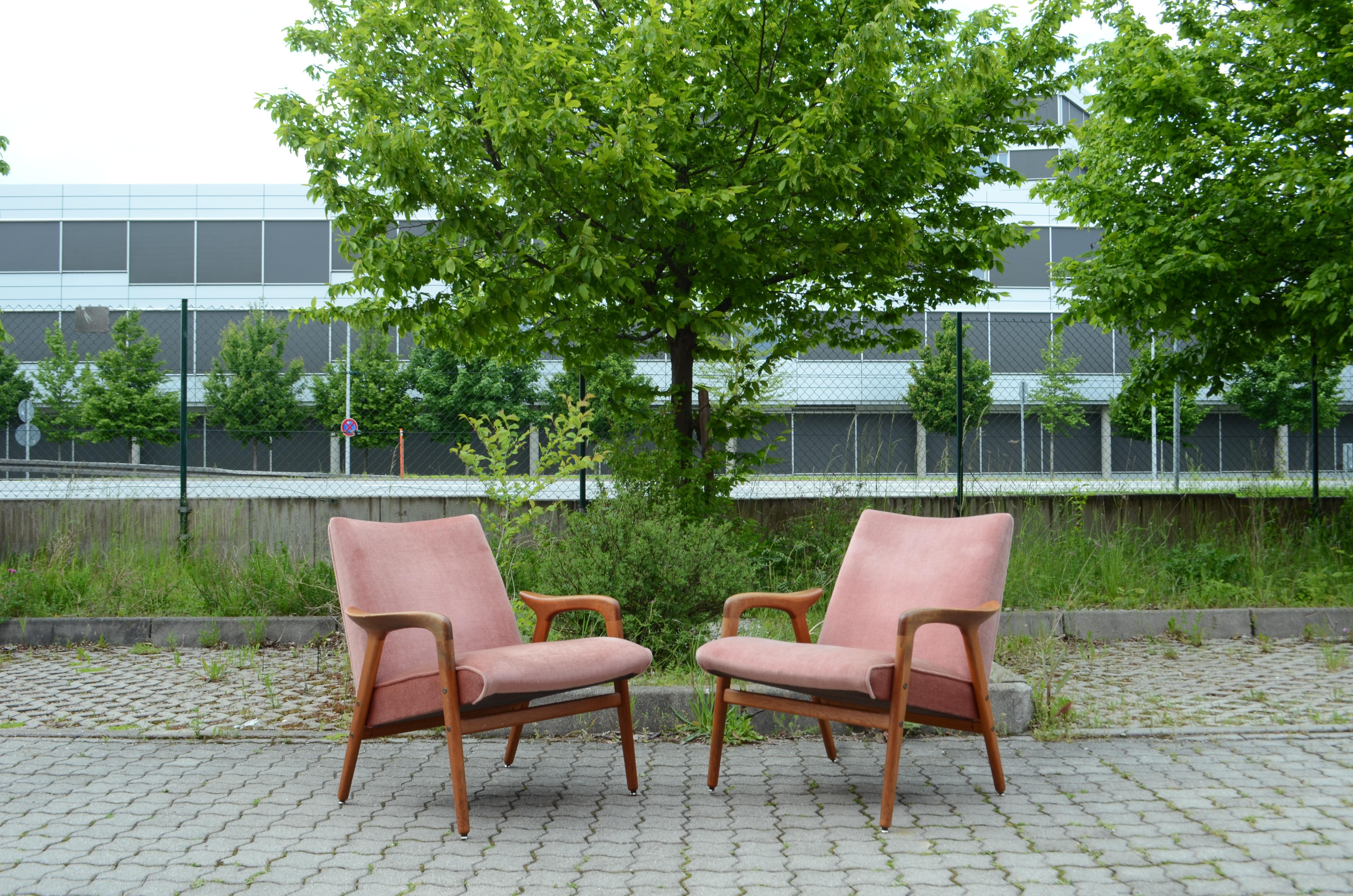 Rare Yngve Ekström Modell Lästo easy chair.
Produced by Swedese.
Sculptured armrests in solid oak wood. 
The fabric is covered in beautiful cherry blossom mohair.
Timless design from the 50ties.
Set of 2.

  