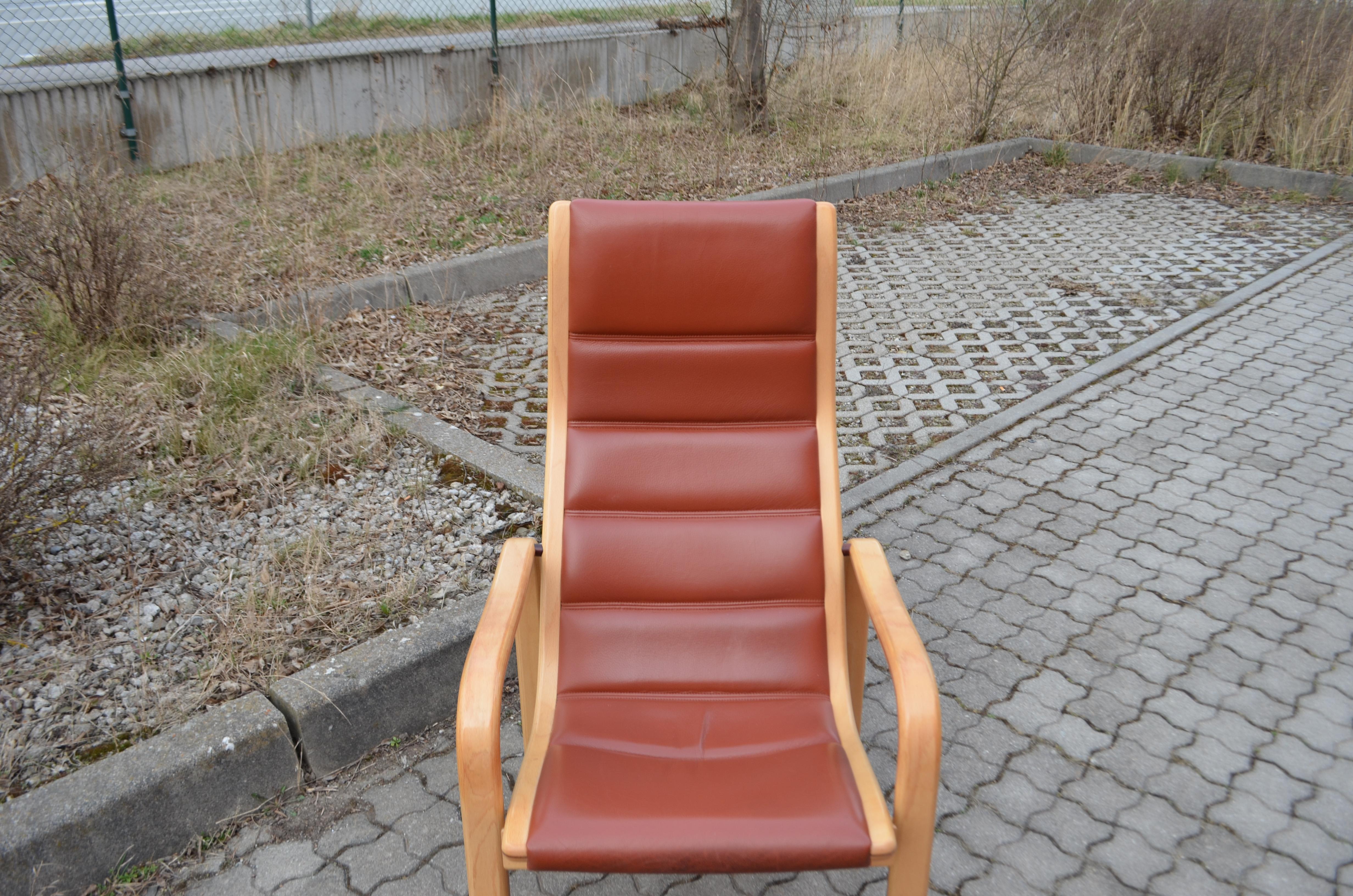 Yngve Ekström Modell Melano Swedese Ox Red Leather Highback Lounge Chair Beech In Good Condition For Sale In Munich, Bavaria