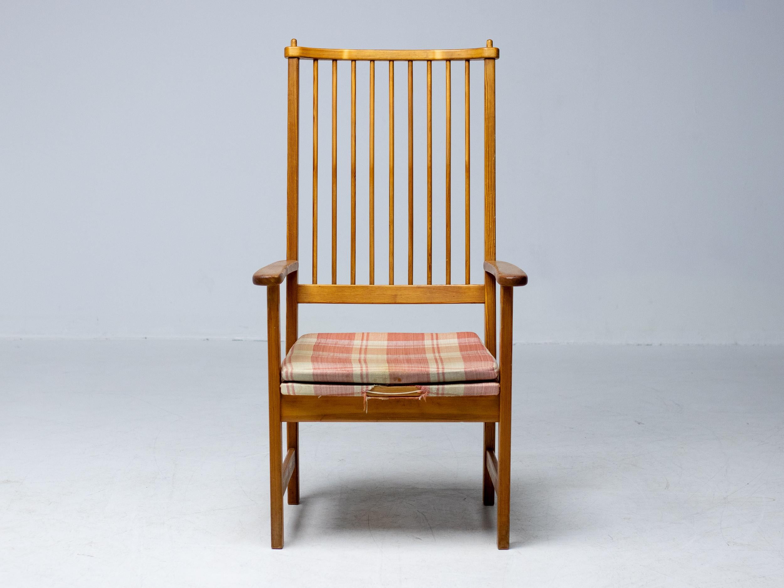Der Gründer von Swedese, Yngve Ekström, war in den 1950er und 60er Jahren einer der führenden Möbeldesigner Schwedens. Die organische und schlichte Eleganz dieses Stuhls ist typisch für Ekströms Herangehensweise an das Möbeldesign, bei dem es vor