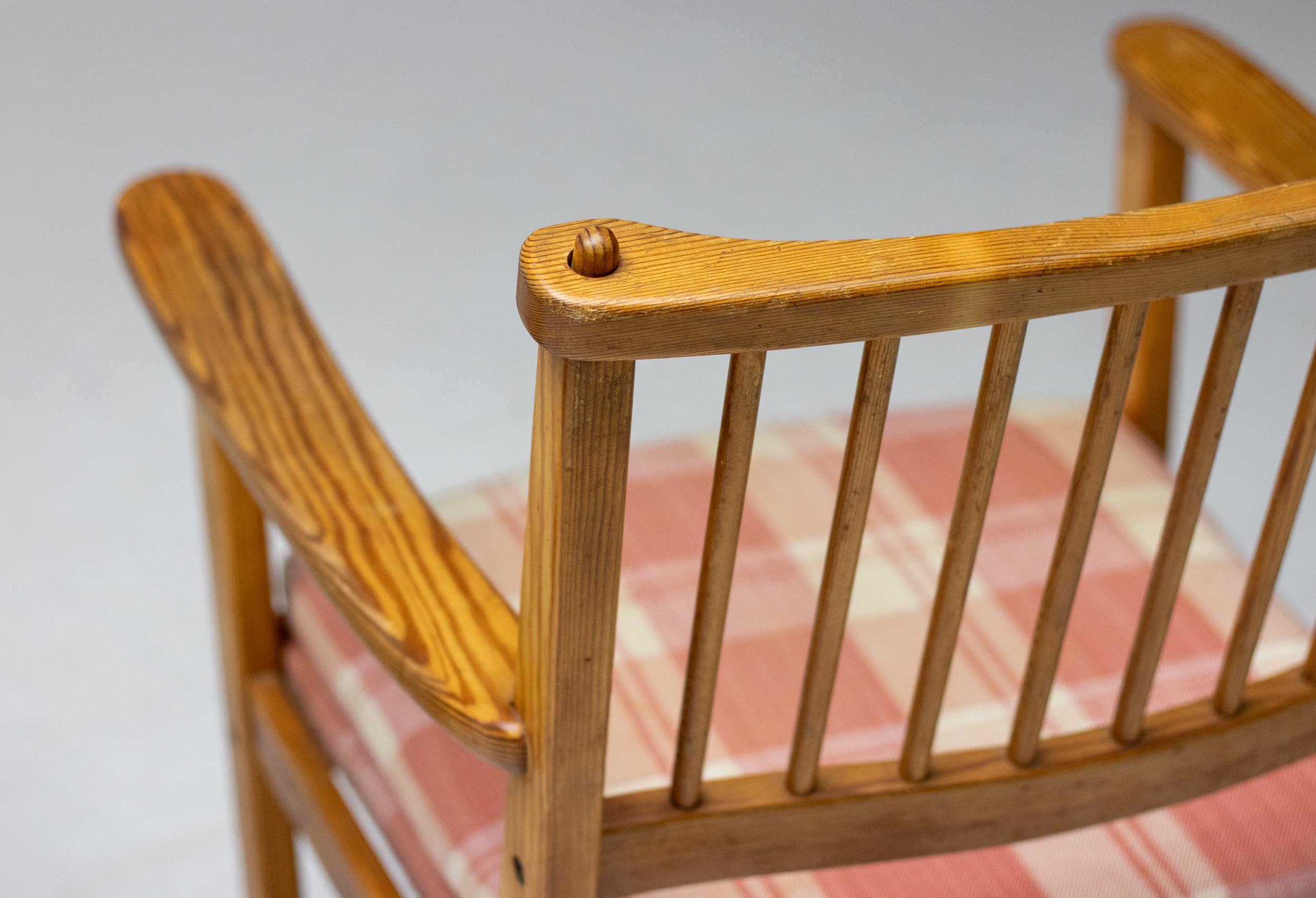 Chaises faciles en pin d'Oregon pour Swedese, Suède, années 1950 en vente 1