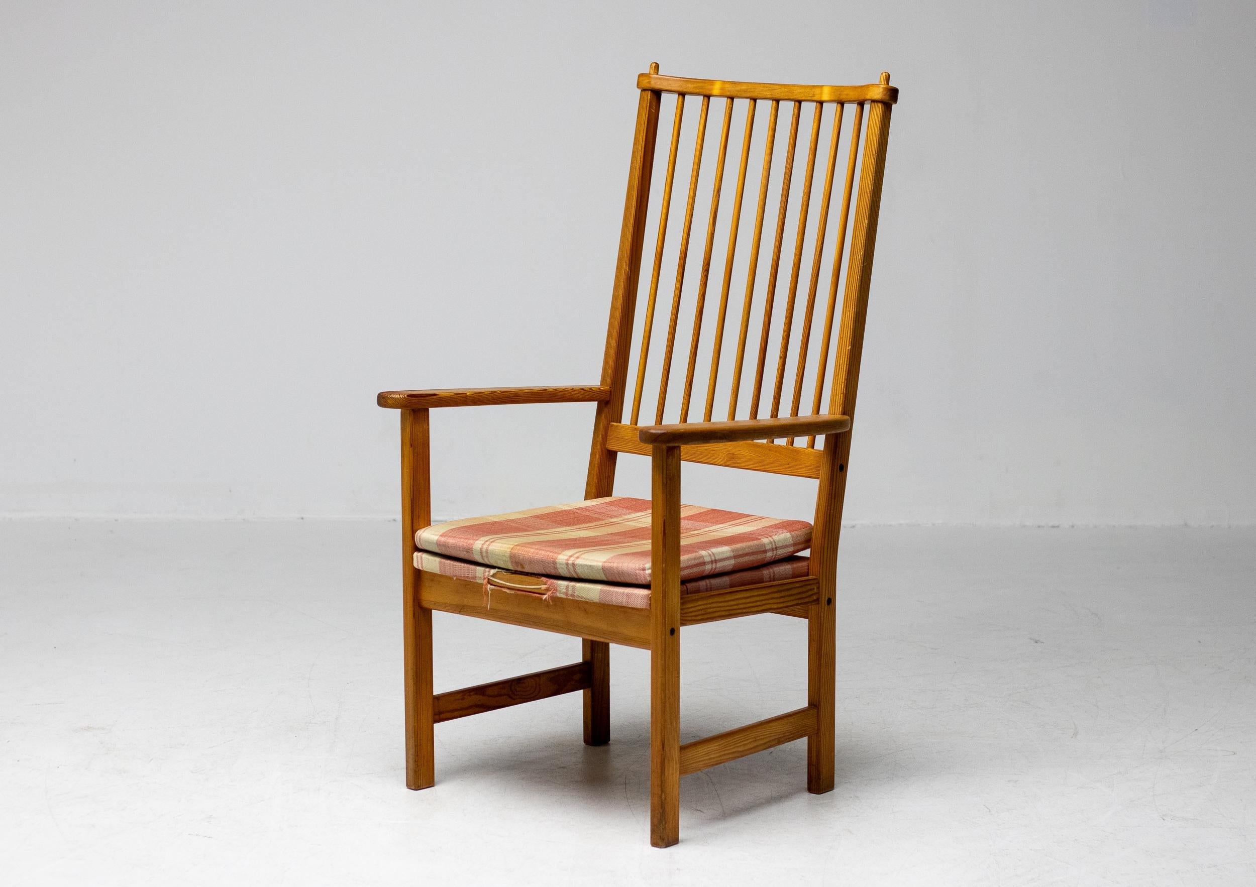 Ce rare fauteuil à haut dossier en pin d'Oregon fait sans aucun doute partie des grands modèles de chaises suédoises. Les structures en pin témoignent de la formation d'Ekström en tant que sculpteur sur bois, sculpteur et architecte. 
Les détails