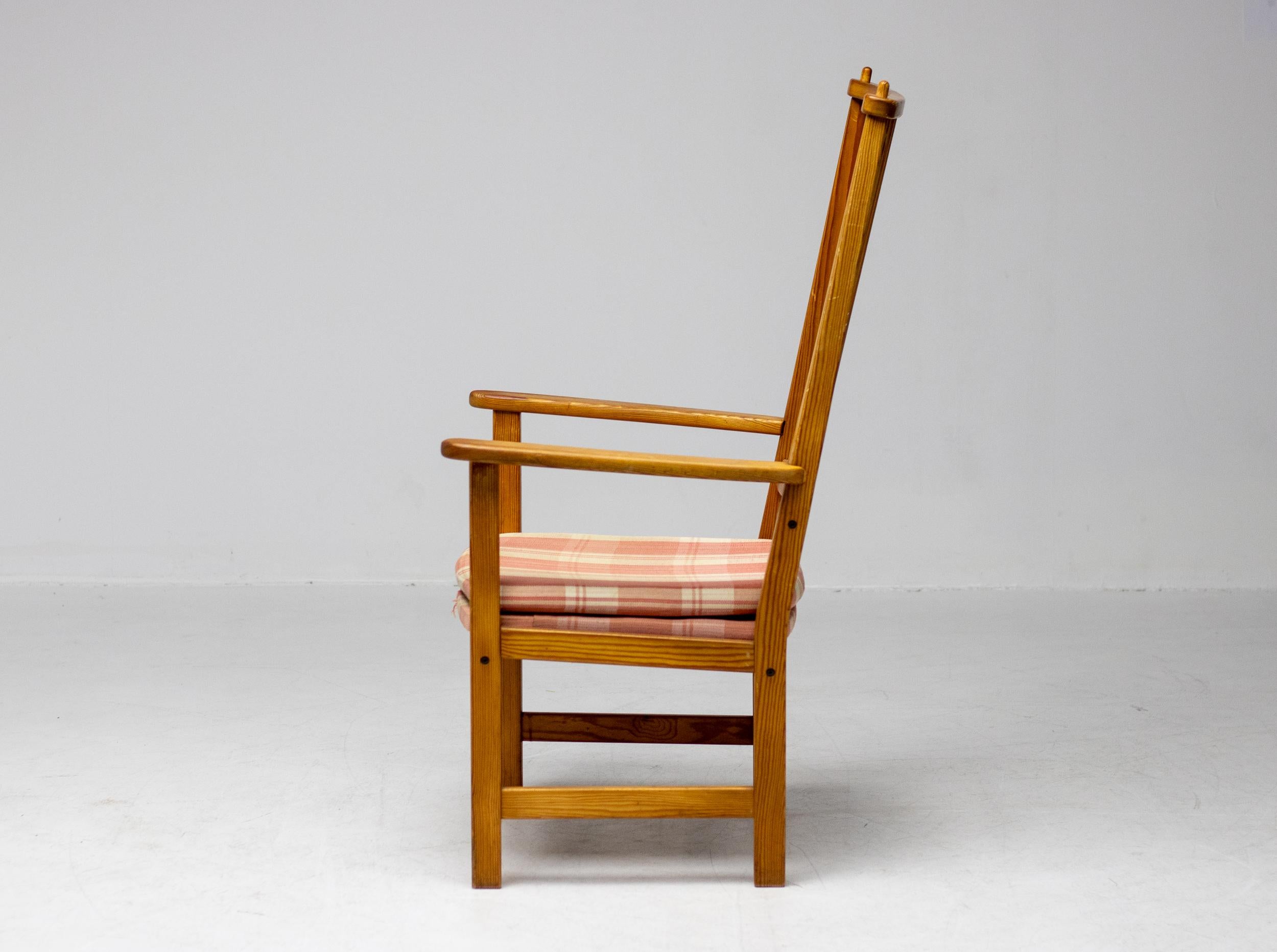 Scandinave moderne Chaise à accoudoir à haut dossier en pin de l'Oregon pour Swedese, Suède, années 1950 en vente