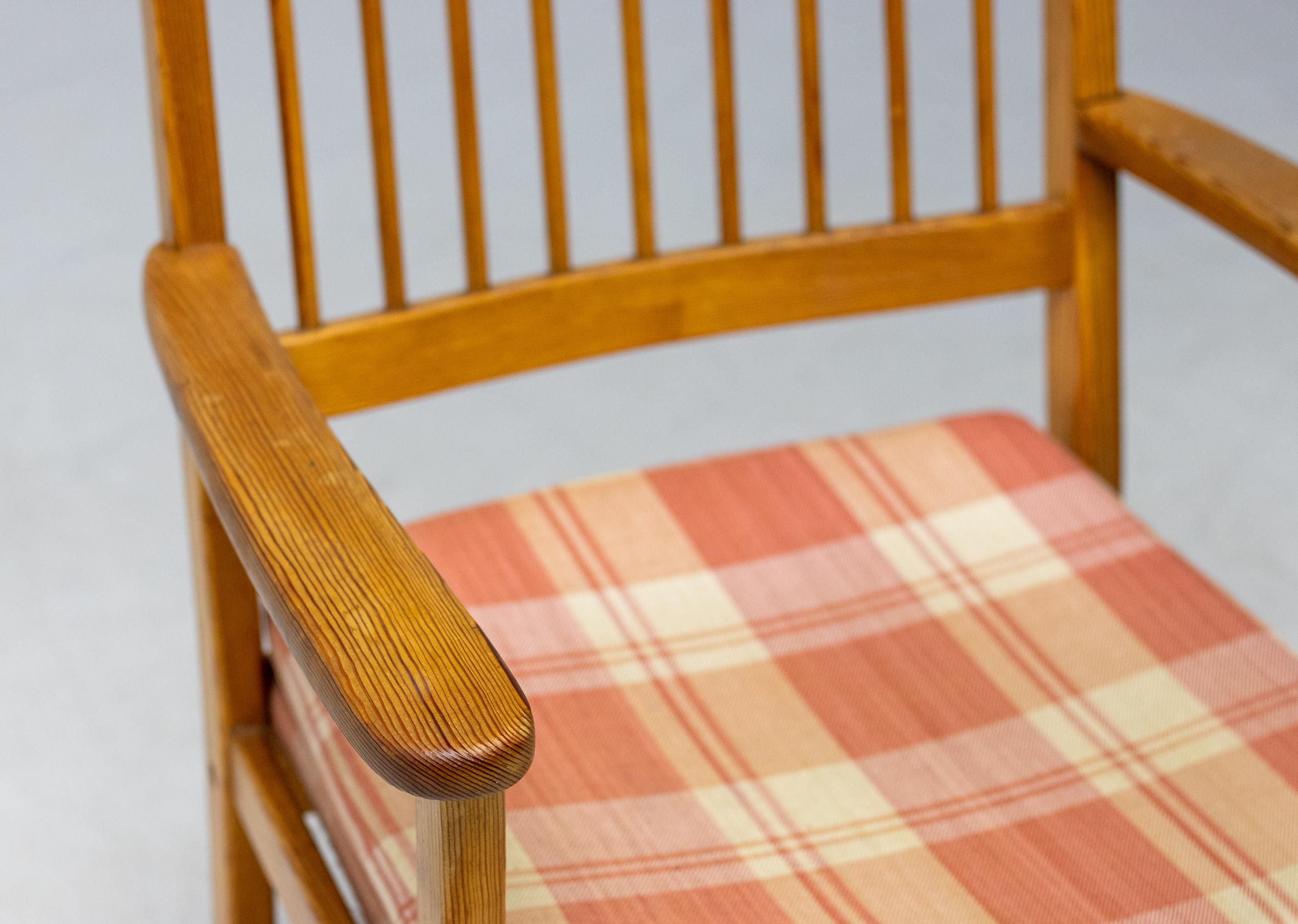 Suédois Chaise à accoudoir à haut dossier en pin de l'Oregon pour Swedese, Suède, années 1950 en vente