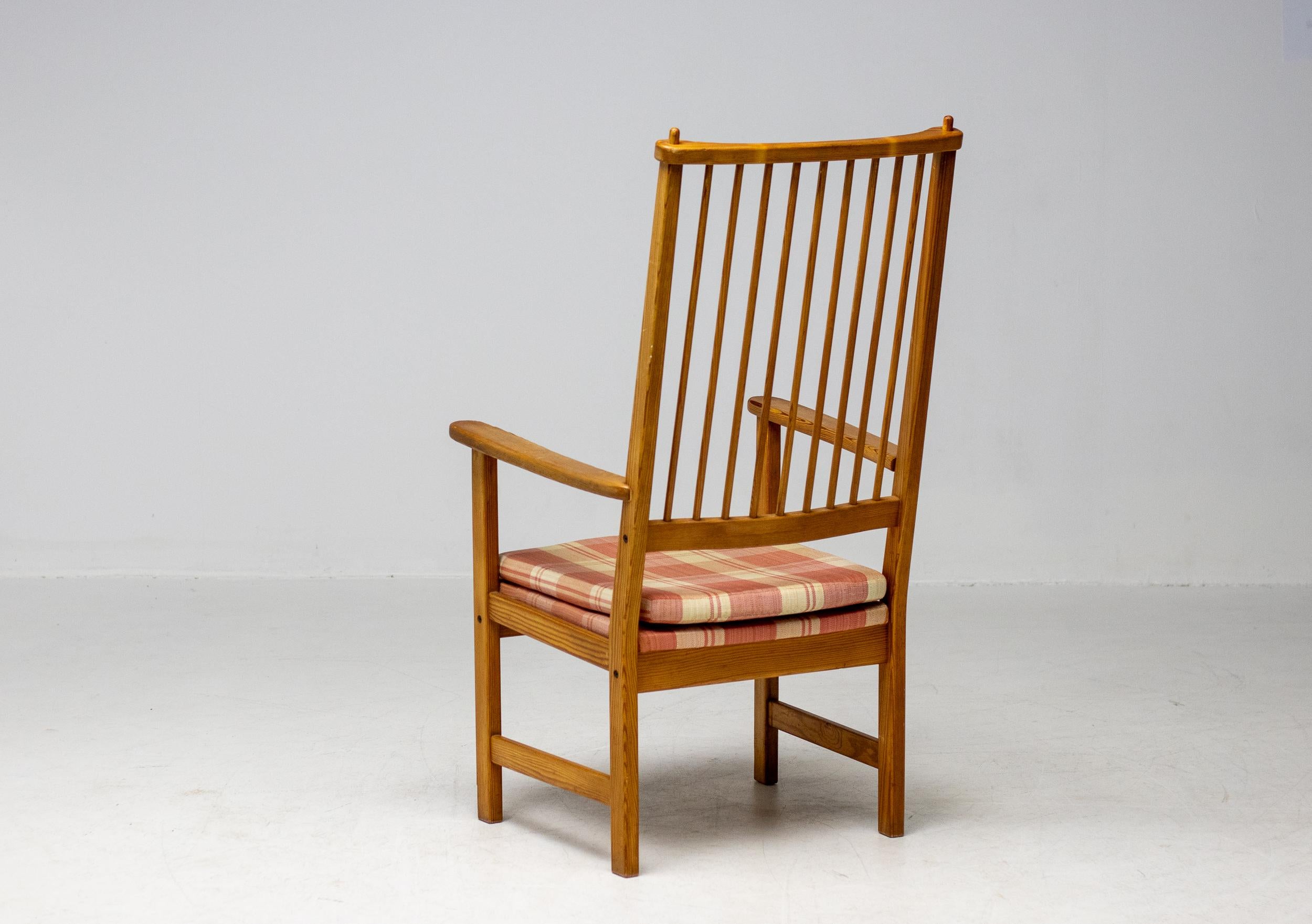 Chaise à accoudoir à haut dossier en pin de l'Oregon pour Swedese, Suède, années 1950 Bon état - En vente à Dronten, NL