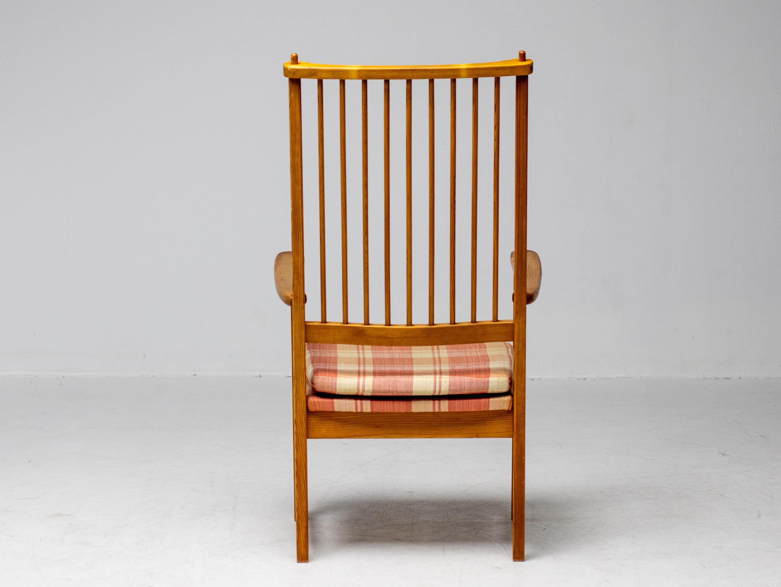 Milieu du XXe siècle Chaise à accoudoir à haut dossier en pin de l'Oregon pour Swedese, Suède, années 1950 en vente