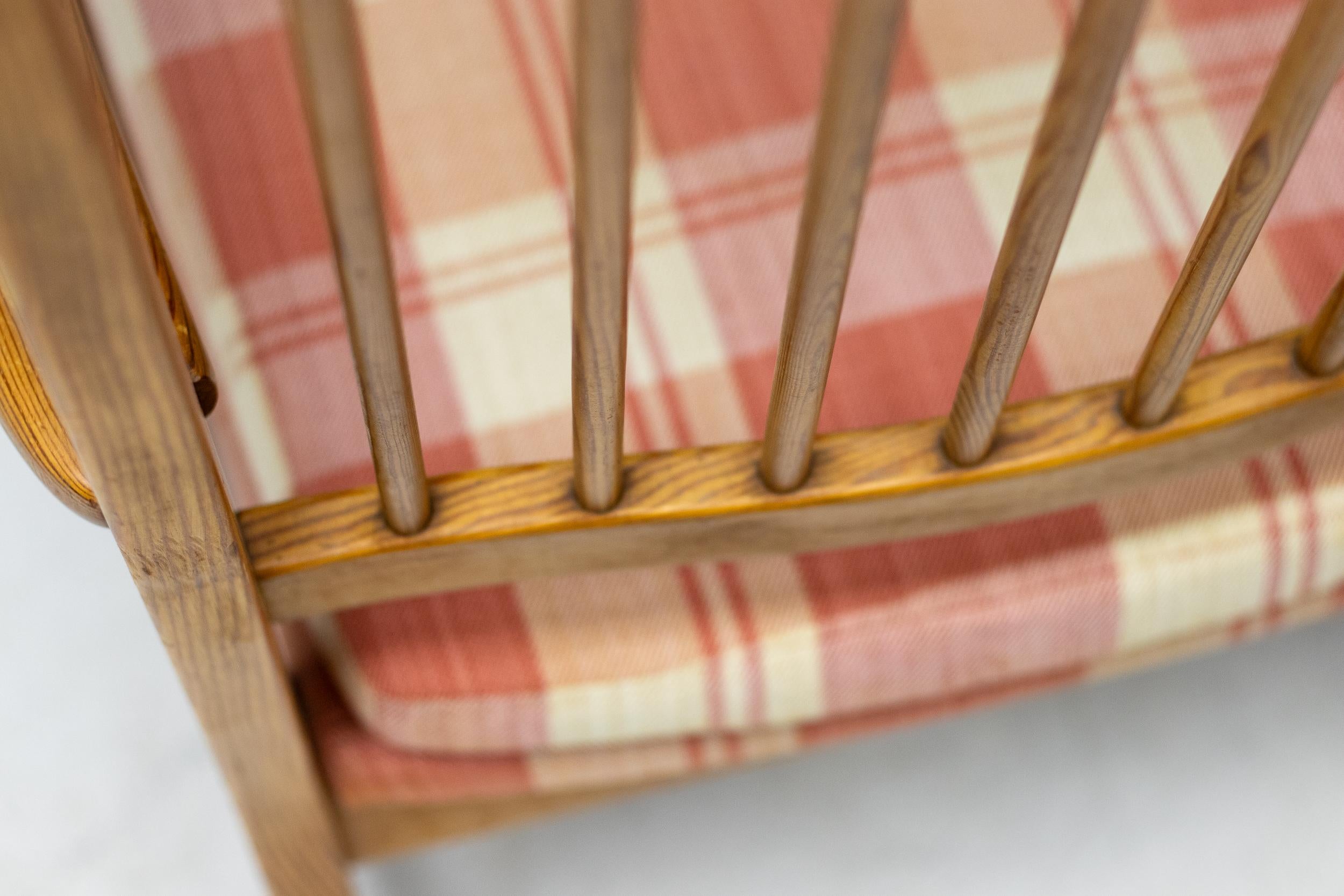 Tissu Chaise à accoudoir à haut dossier en pin de l'Oregon pour Swedese, Suède, années 1950 en vente