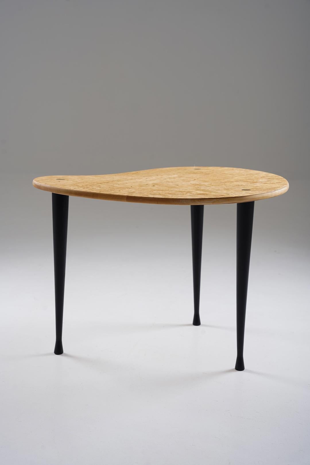 Élégante table d'appoint modèle Palett conçue par Yngve Ekström. Le plateau de table de forme organique est fabriqué en bouleau masur magnifiquement figuré, rehaussé d'incrustations subtiles de laiton au niveau des pieds. Les pieds fins laqués noirs