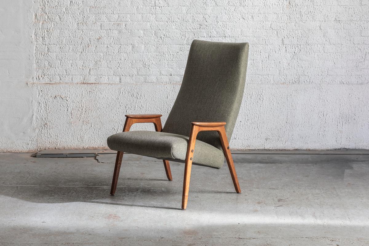 Ruster easy chair designed by Yngve Ekström, produced by Pastoe in the Netherlands, 1960s. This highback lounge chair features a solid oak wooden frame with geometric armrests. The seat and backrest are re-upholstered in a green-grey quality fabric.