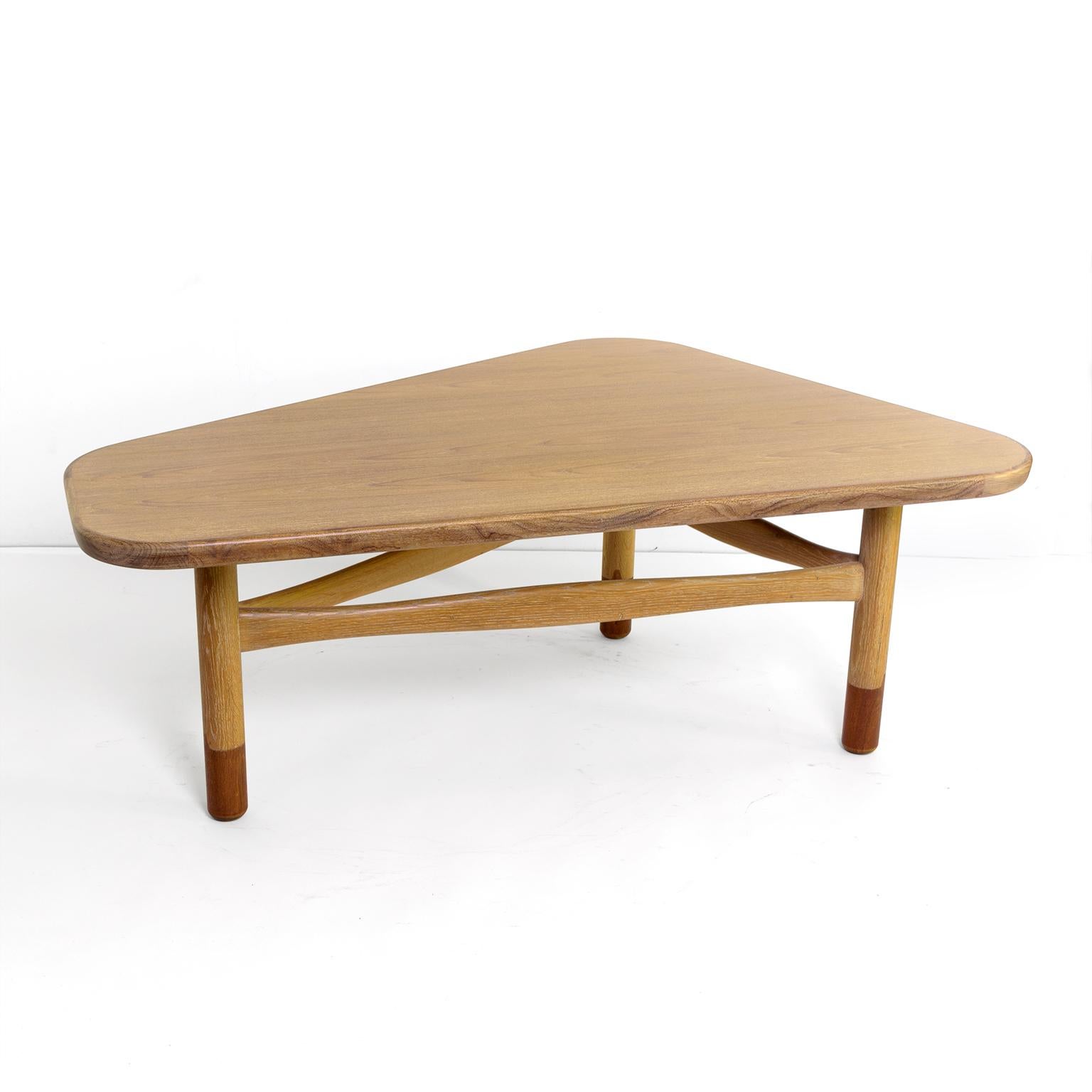 Yngve Ekström, table basse moderne scandinave fabriquée par Westbergs Mobler, Tranås, Suède, vers les années 1950. La table est construite en chêne et en teck massif qui a été cérusé. La table a un plateau triangulaire légèrement arrondi qui repose