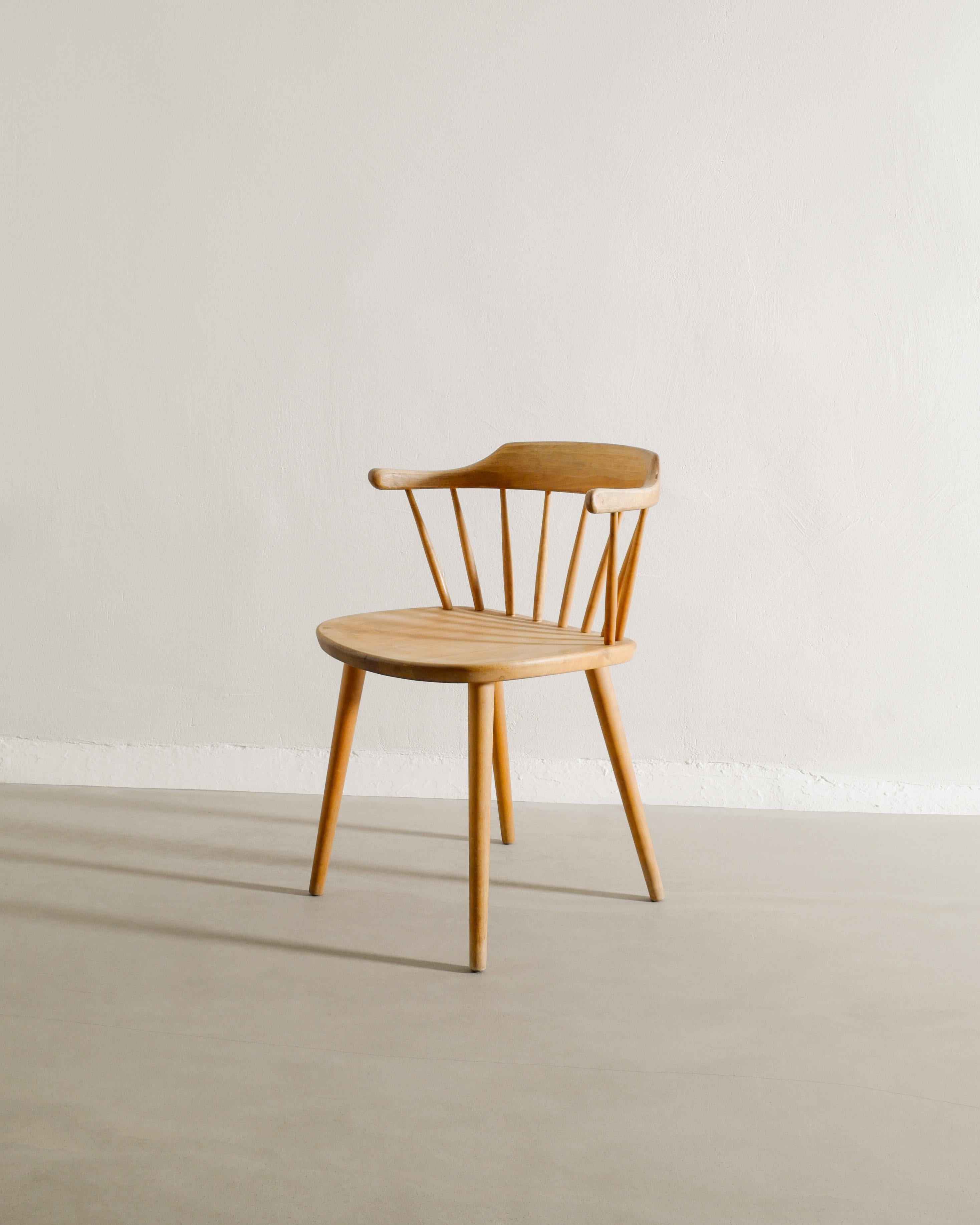 Rare chaise de bureau / salle à manger sculpturale en bois de bouleau, produite en Suède par Yngve Ekström dans les années 1950. En bon état d'origine. 

Dimensions : H : 72,5 cm / 28.50