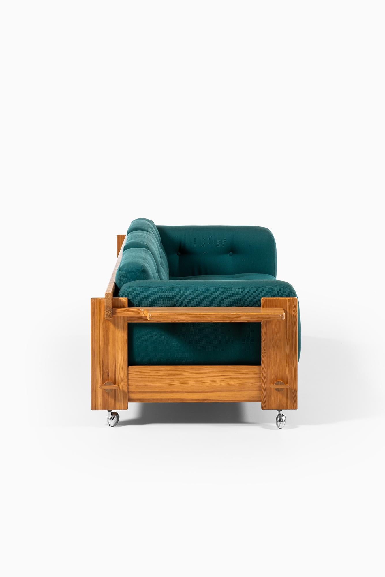 Rare sofa model Kontrapunkt designed by Yngve Ekström. Produced by Swedese Möbler AB in Sweden.
